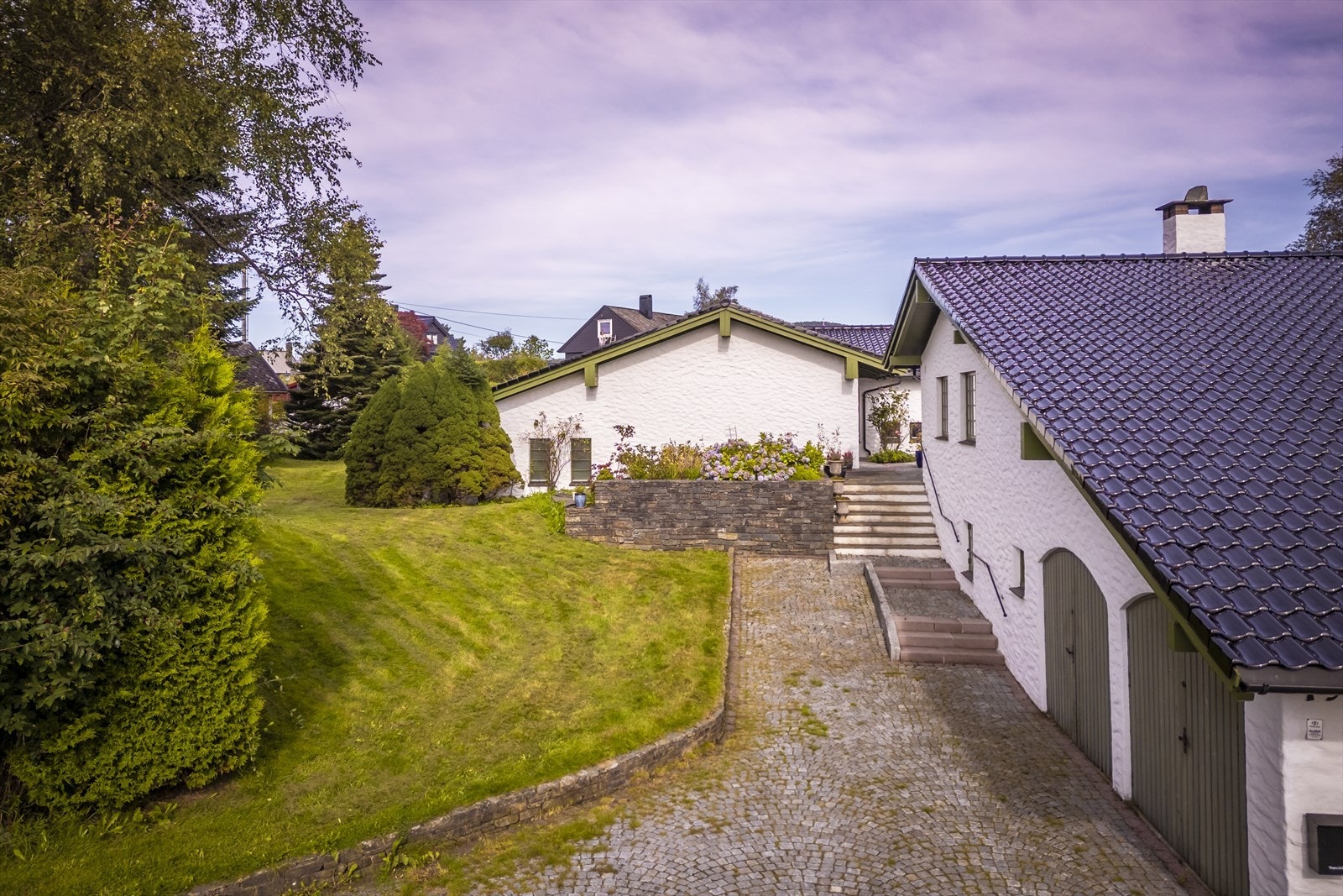 Boligen ble bygget i 1976 og inneholder blant annet egen fløy med svømmebasseng. Galleribilde