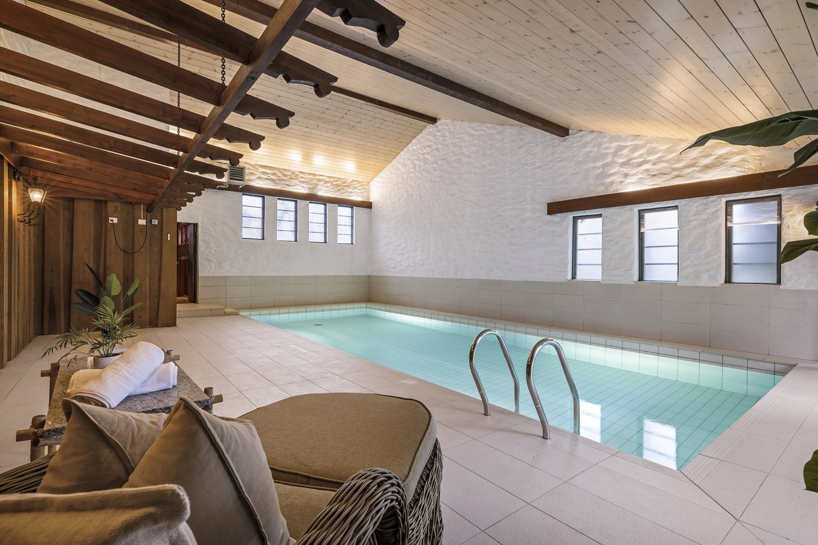 Stort bassengområde som måler hele 79 m². Flislagt basseng (37 m²), dybde fra 130 cm til 155 cm. Galleribilde