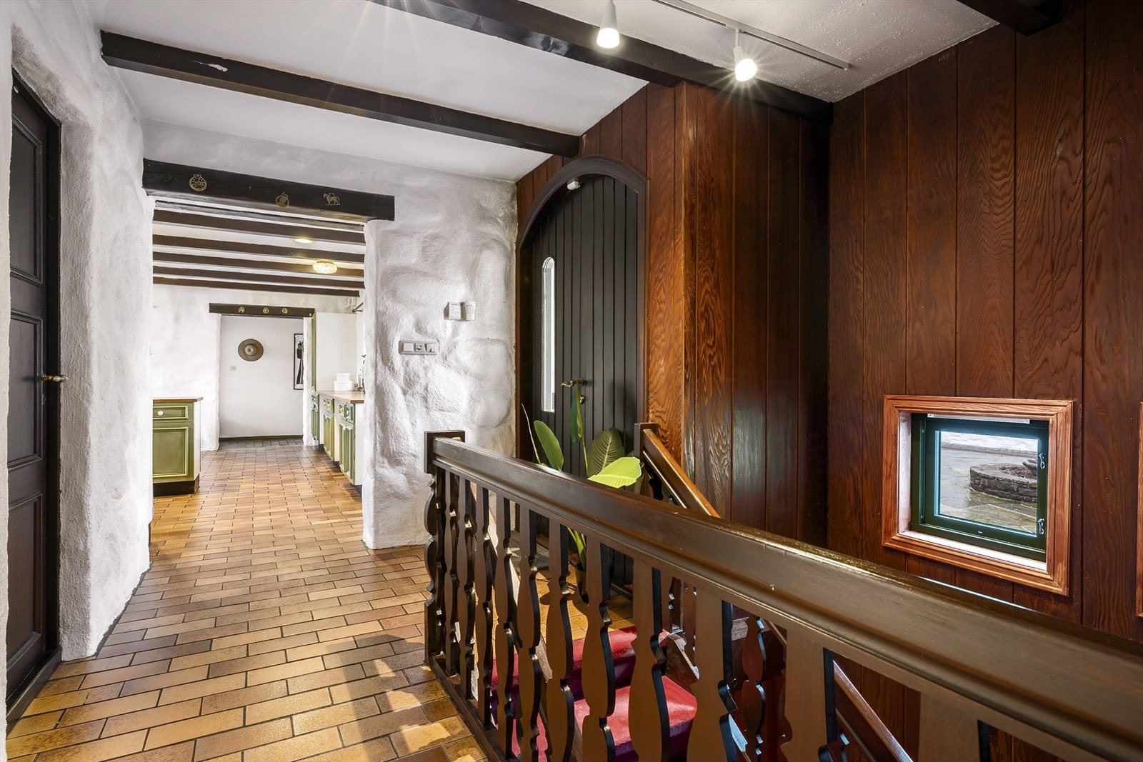 Bi-inngangen (døren som er grønn sett fra atriumet) tar deg direkte inn til kjøkkenområdet. Praktisk med tanker på dagligvarer som skal plasseres. Galleribilde