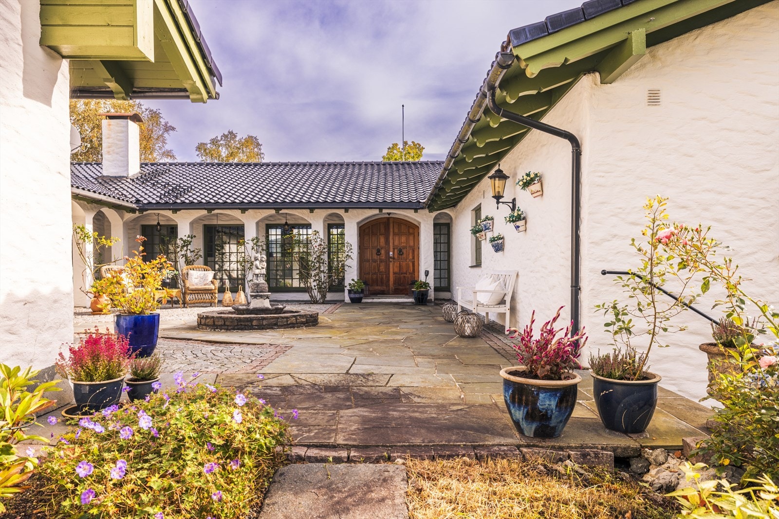 Hovedinngangsdøren ligger rett frem. Galleribilde