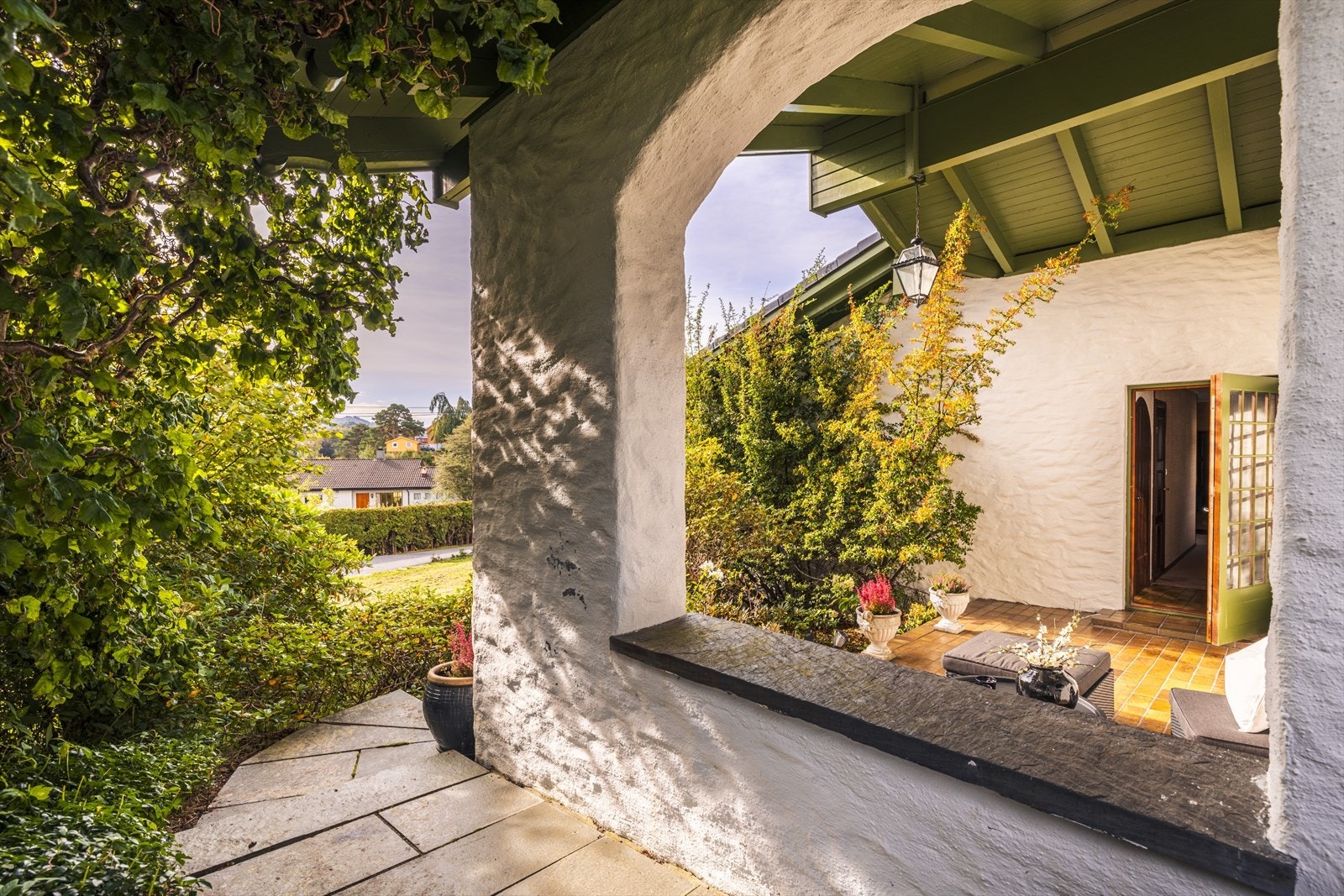 Lun og solrik uteplass mot sør. Galleribilde