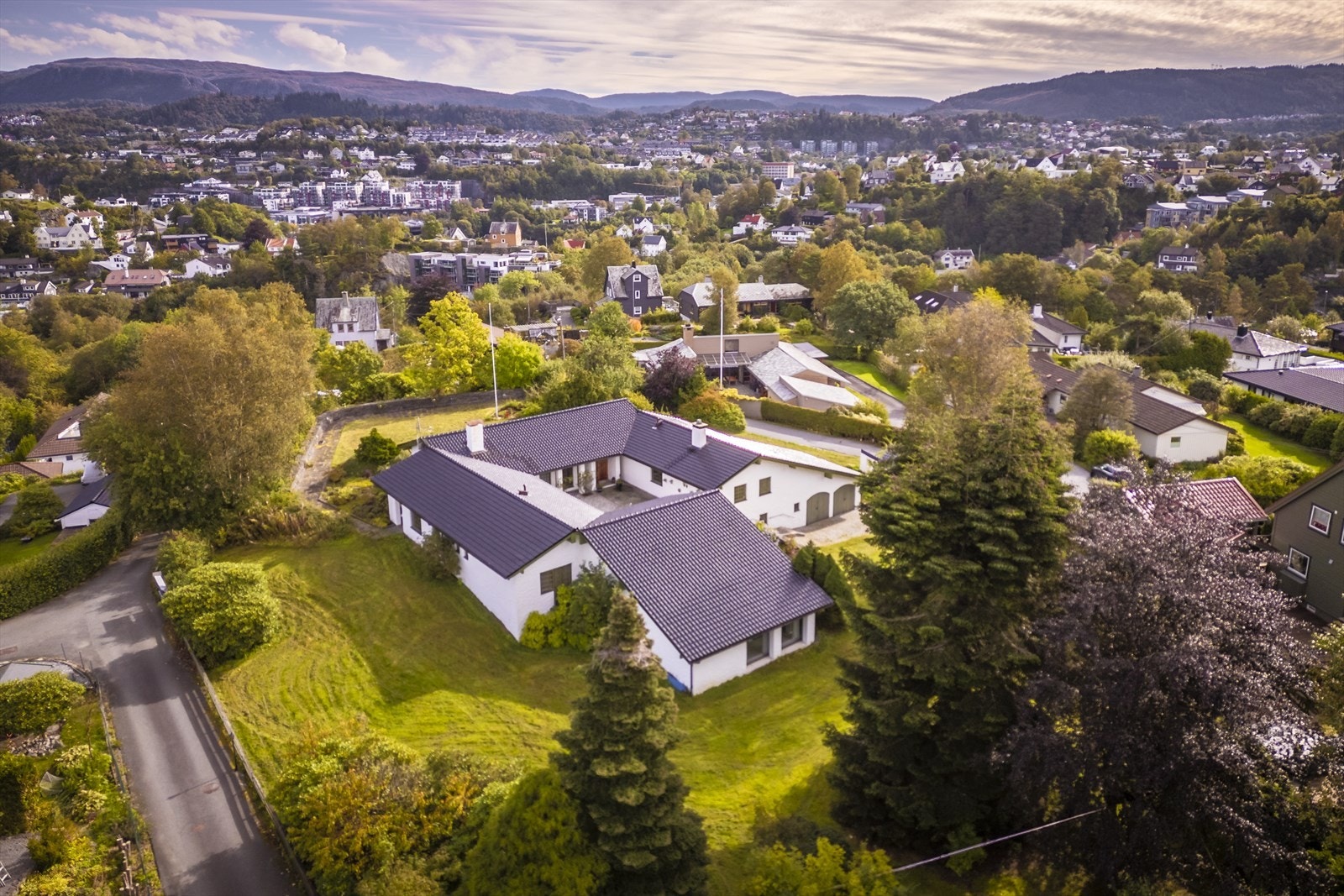 Boligen strekker seg over to plan og inneholder blant annet tre stuer, 4 soverom, 2 bad, dusjrom, badstue, basseng-rom og toalett. Totalt bruksareal strekker seg til hele 487 kvm. inkl integrert garasjer.
' Galleribilde