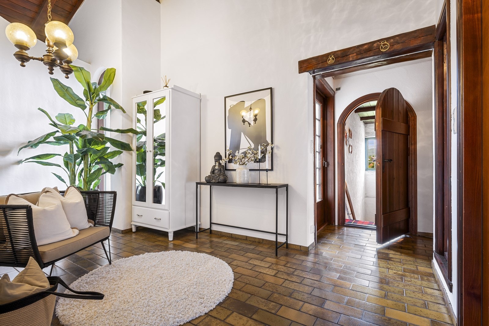 Fra hovedinngangen er det trapp ned til kjellerstuen, og utgang til en sørvendt og solrik uteplass. Galleribilde