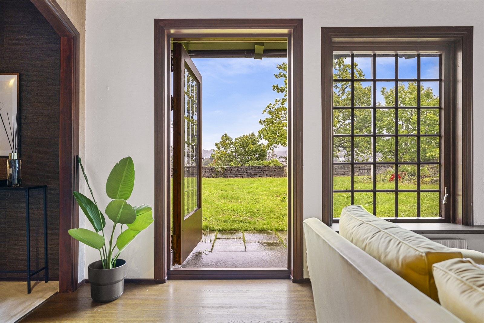 Fra stuen er utgang til en stor og usjenert hage, med planert plen og rikelig med boltrepalss. Galleribilde