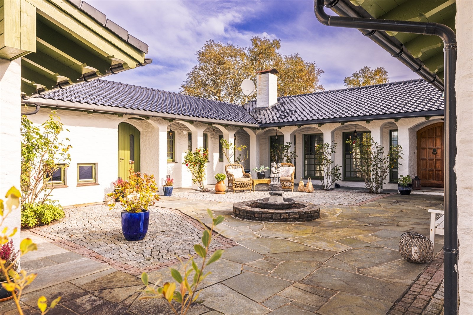 Nybøvegen 19 er en stor og herskapelig murvilla med en svært attraktiv beliggenhet i et veletablert villaområde på Hop. Galleribilde