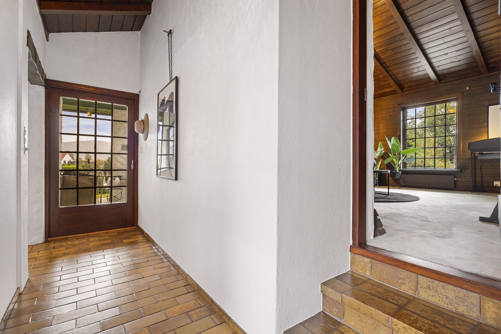 Det er flere utgangsdører til utesoner og hage. Galleribilde