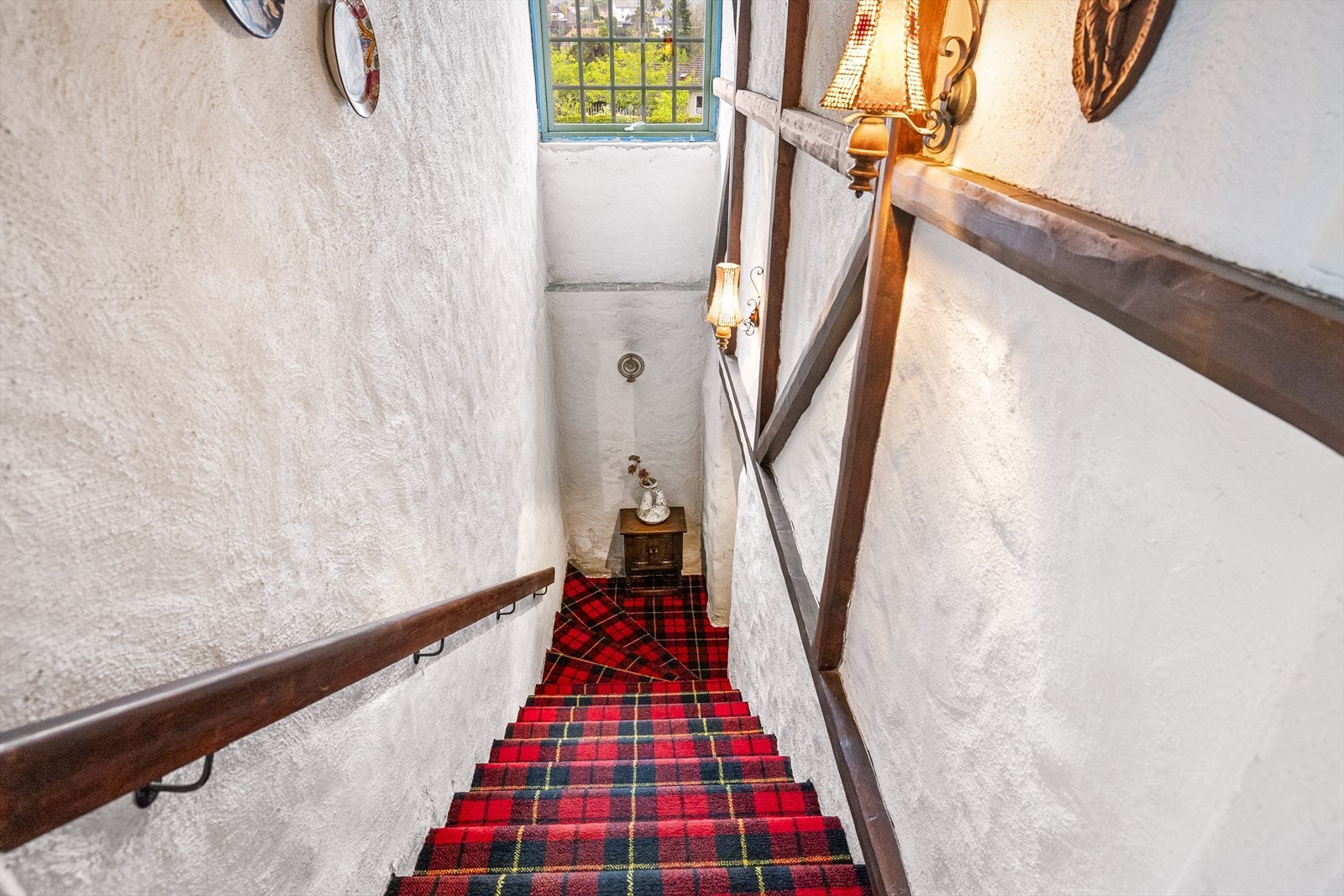 Gjennomgående stil i ned til kjellerstuen. Galleribilde