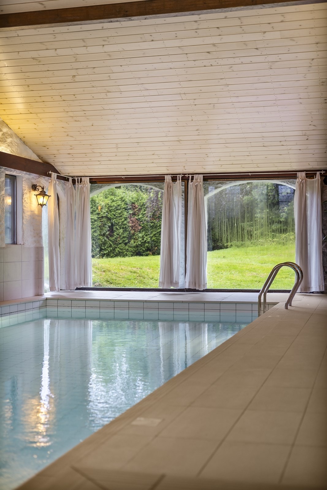 Det er skyvedør i det store vinduet mot hagen. Enkelt tilgang til uteområdet og god lufting. Galleribilde