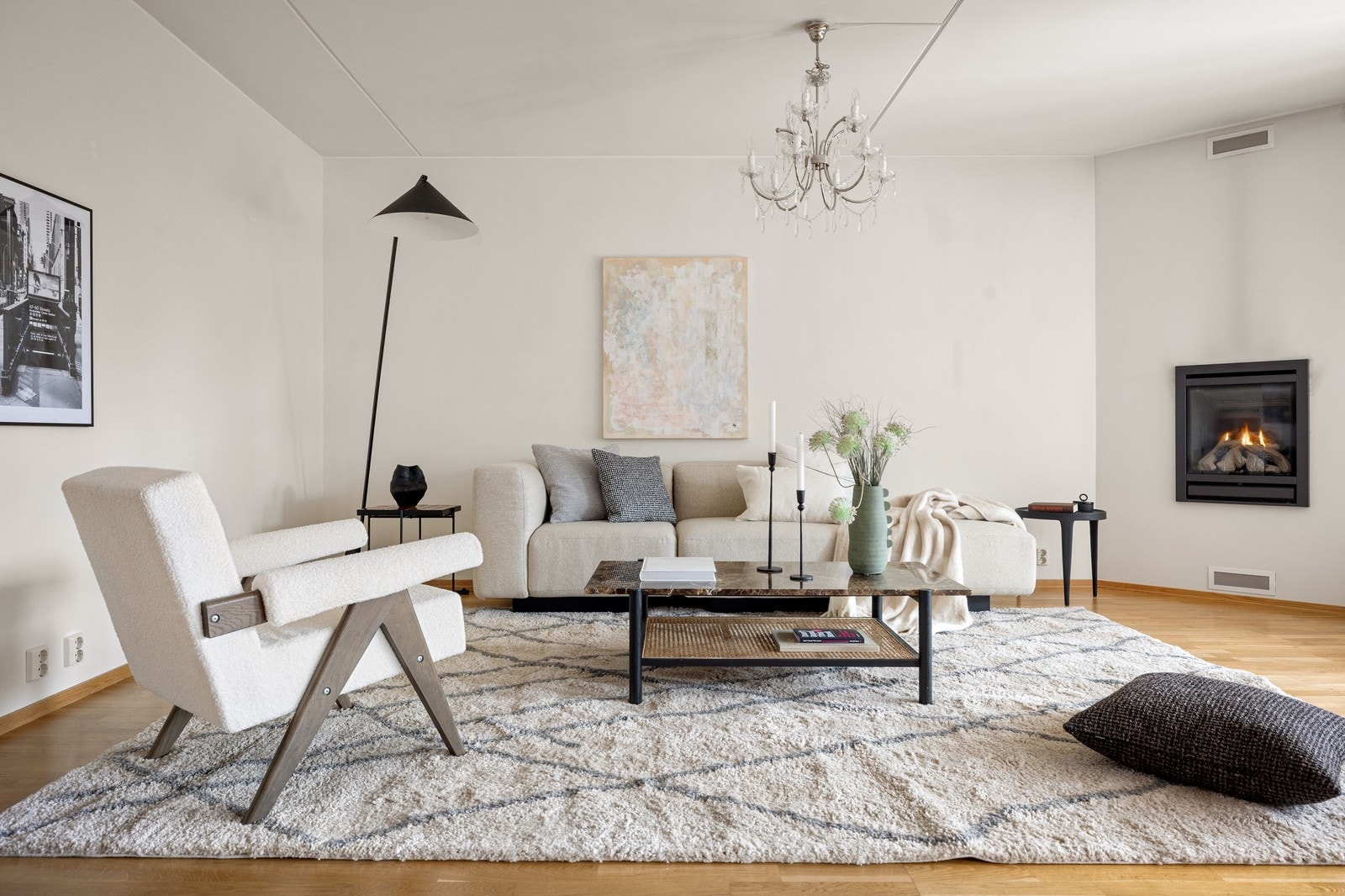 Romslig stue med gasspeis Galleribilde