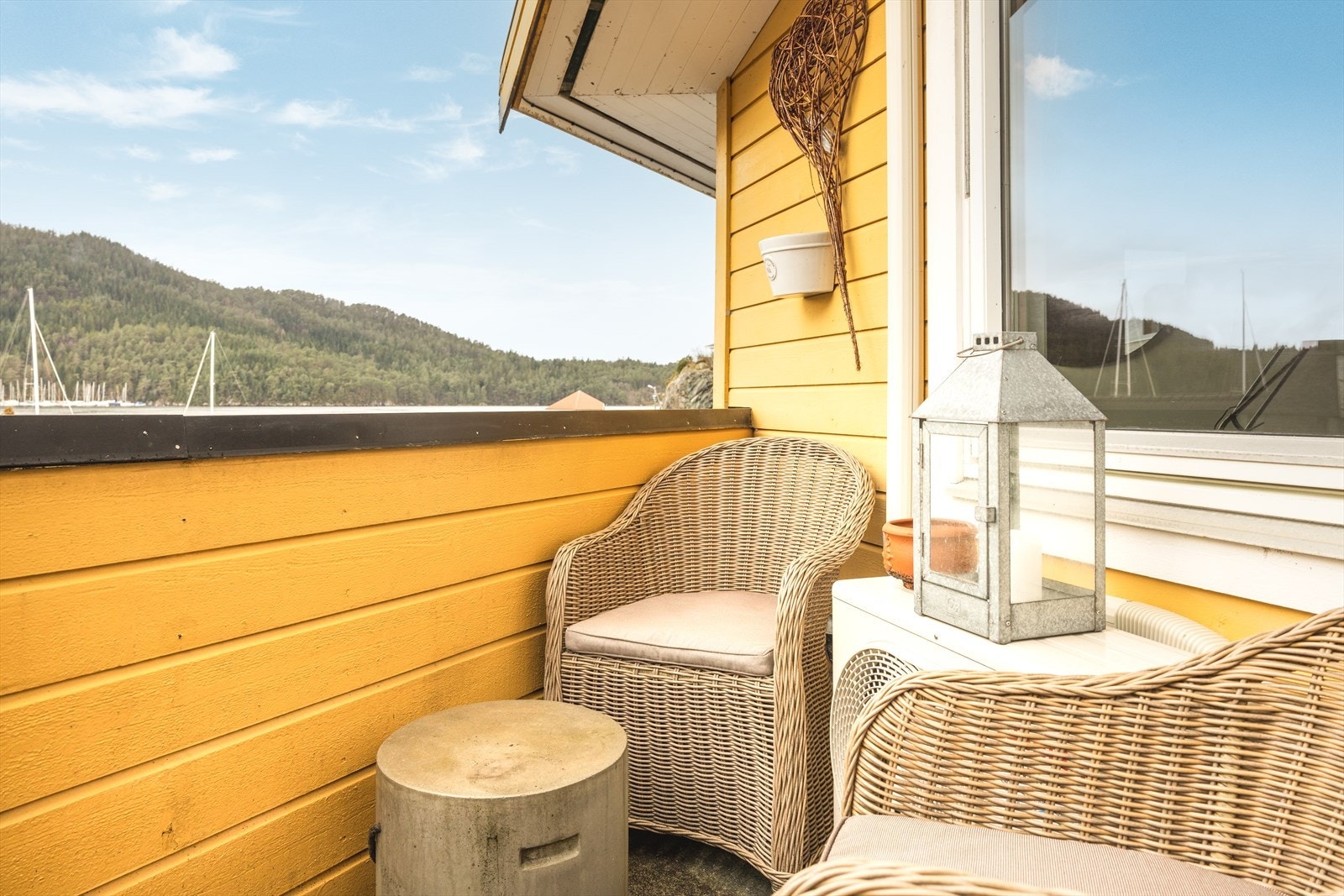 Fra stuen er det utgang til hjørneterrasse på 4,4 kvm. Galleribilde