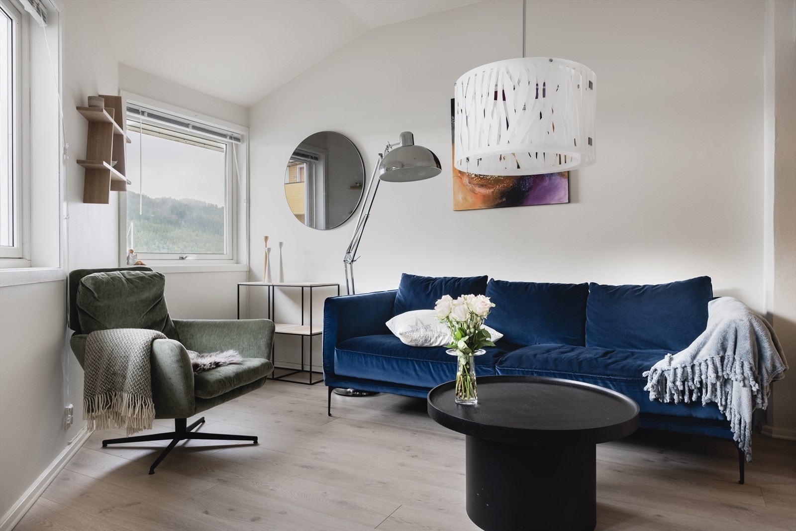 Dette er en flott studioleilighet, praktisk planløsning og med egen uteplass bare et steinkast unna sjøen. Galleribilde