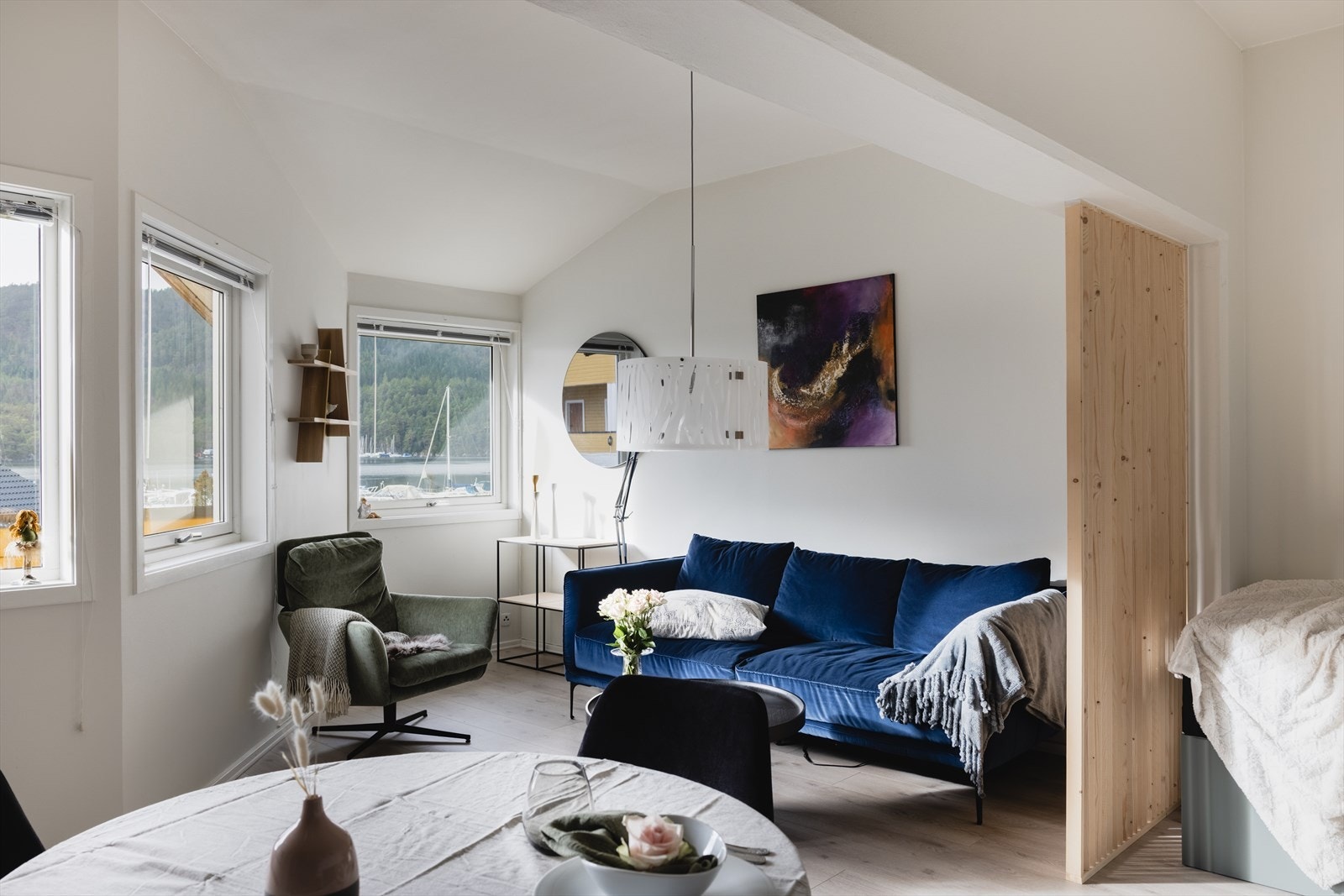 Nedre Askvik 52J presenteres av Eiendomsmegler Vest ved Even Lexander. Galleribilde