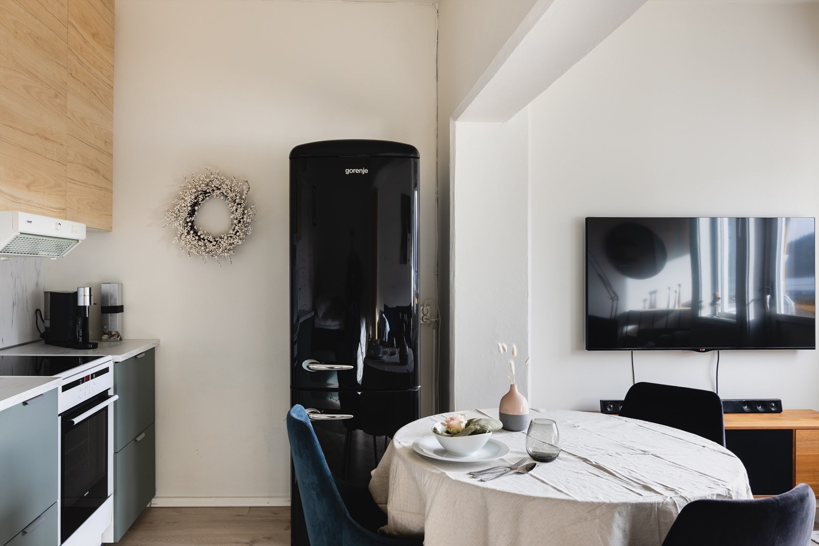 Innredningen består av slette fronter, laminat benkeplate med kitchenboard og oppvaskkum av stål. Galleribilde