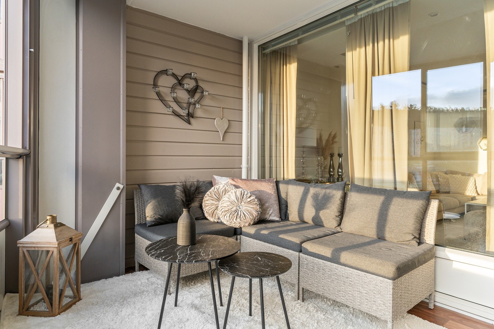 En stor og flott 3-roms leilighet i lavblokk med nytt gulv fra 2019, balkong, bad + ekstratoalett og mye mer kvaliteter! Galleribilde