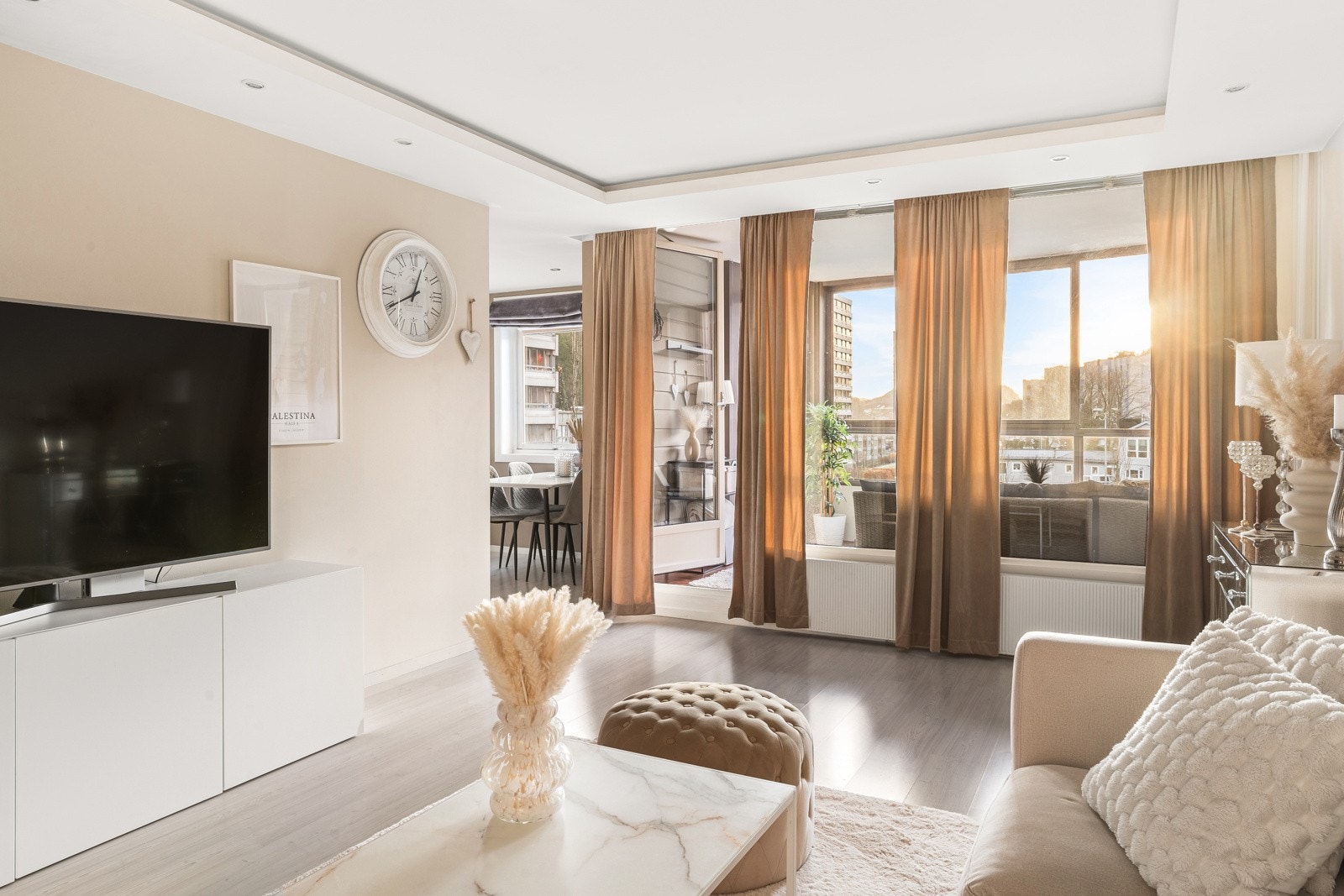 Det er store vindusflater som sørger for godt med lysinnslipp. Galleribilde