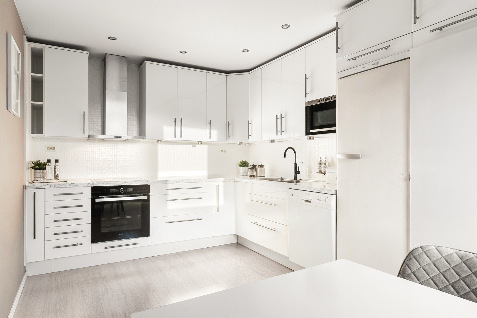 Lekkert og stort kjøkken holder en god standard. Rommet er målt til 12,7 kvm. Galleribilde