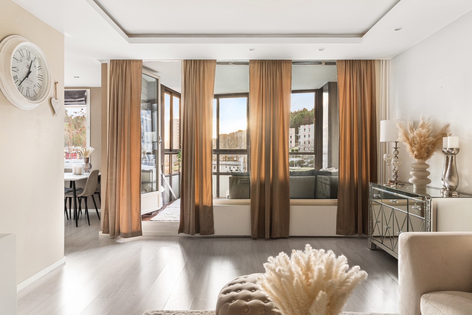 Fra stuen er det utgang til innglasset balkong. Galleribilde