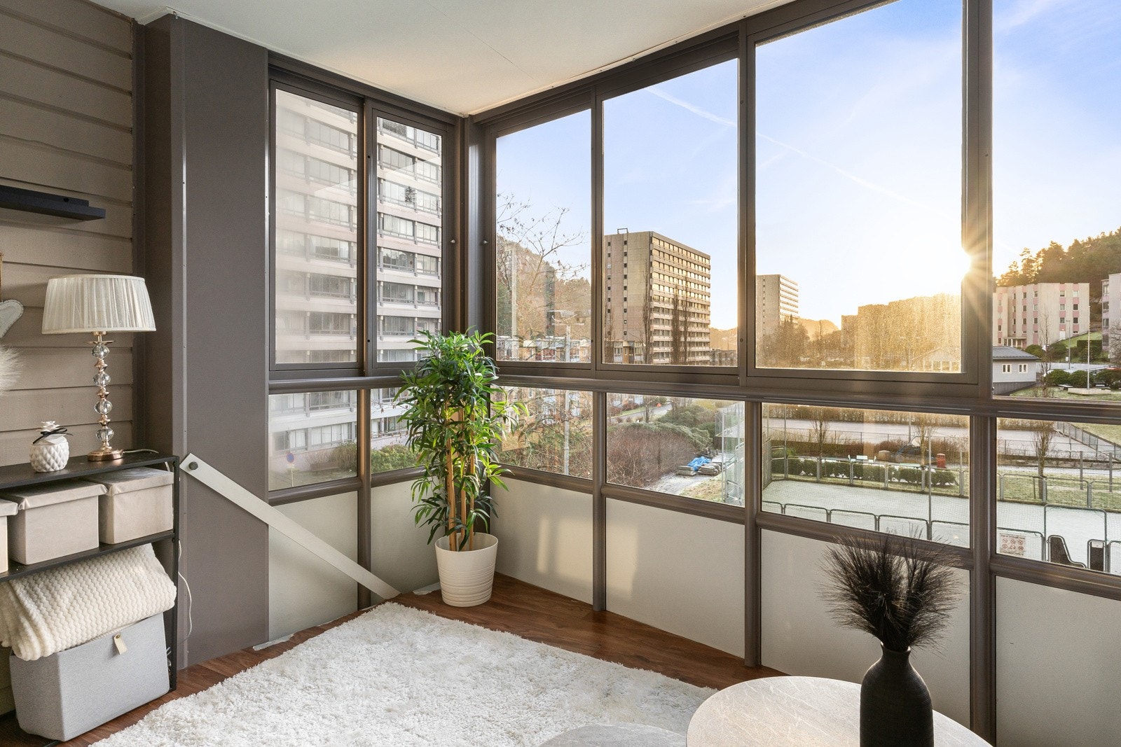 Balkongen kan enkelt innredes med ønsket møblement og sofahjørne. Galleribilde