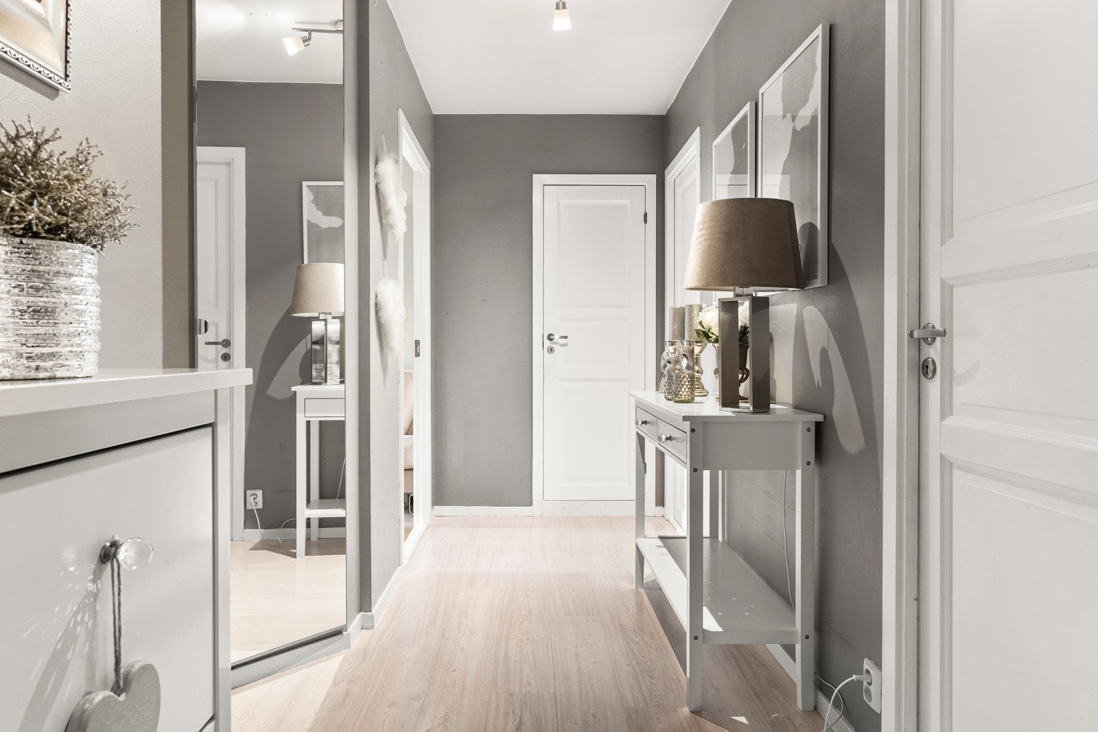 Gangen er av svært god størrelse som gjør at du har rikelig med plass til sko og yttertøy. Veldig god planløsning! Galleribilde