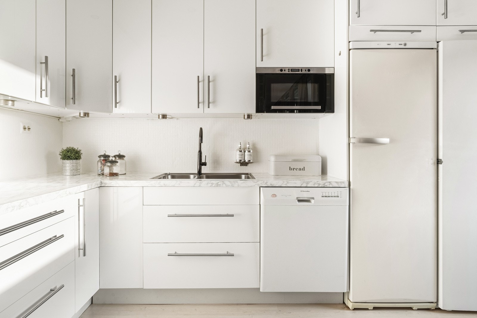 Kjøkkenet er jevnlig oppgradert med blant annet ny stekeovn fra 2023 og foliert benkeplaten i 2024. De flotte hvitevarene medfølger salget. Galleribilde