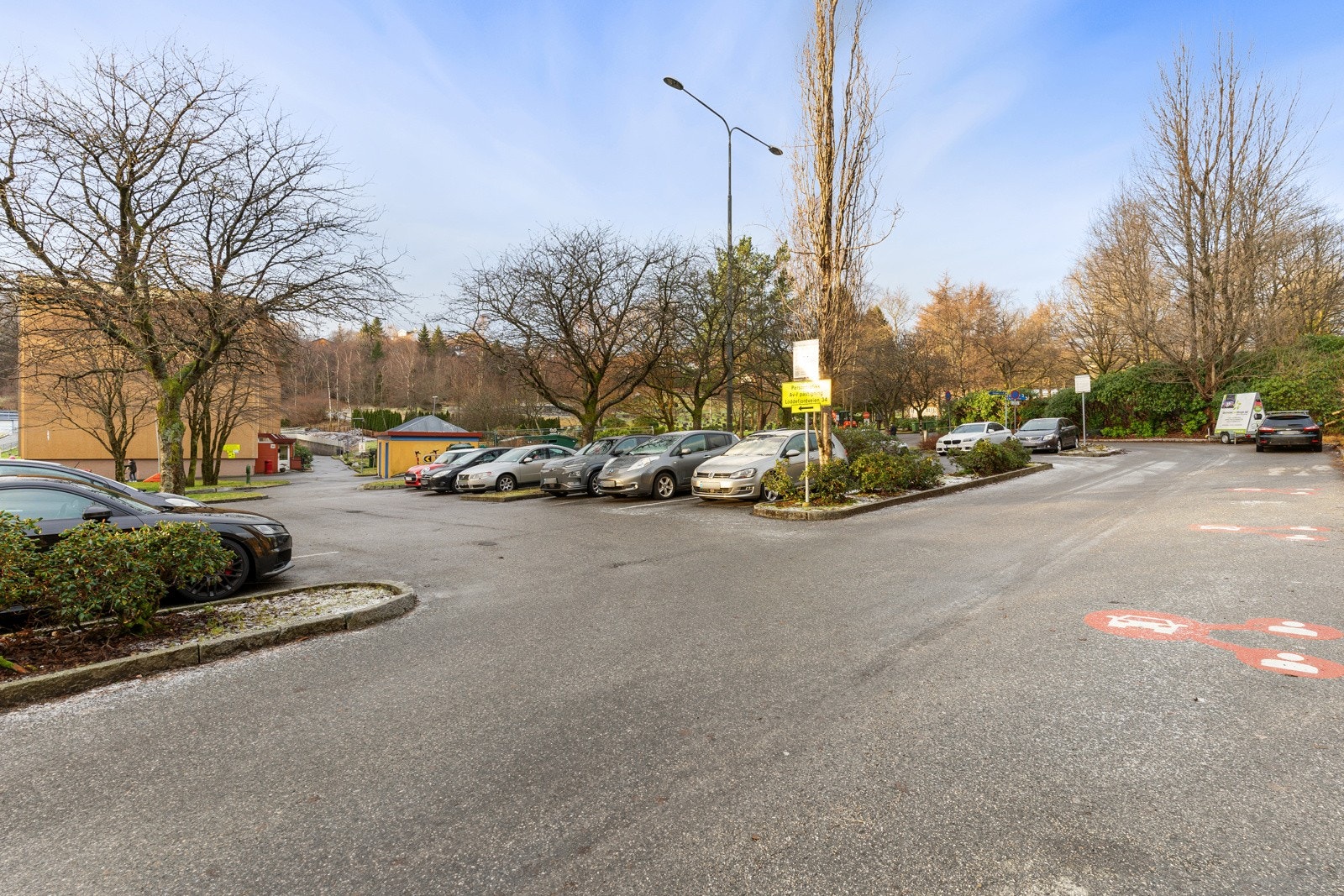 Det medfølger 2 parkeringstillatelser til leiligheten, 1 av de er for gjester. Det er også lademuligheter på parkeringsplassen. Galleribilde