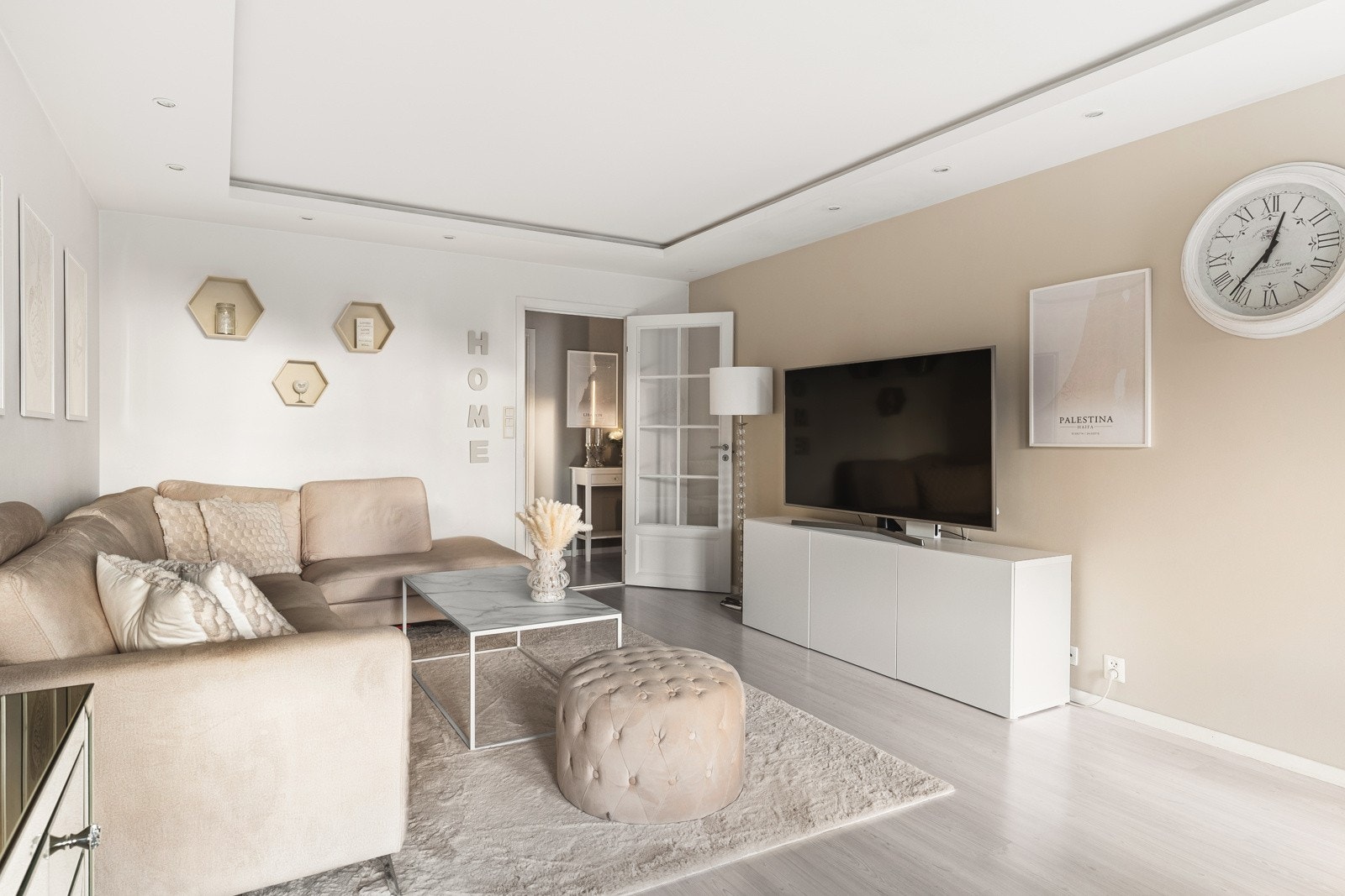 Det er lagt et flott laminatgulv i 2019. Det er også radiator i stuen som avgir godt med varme. Galleribilde