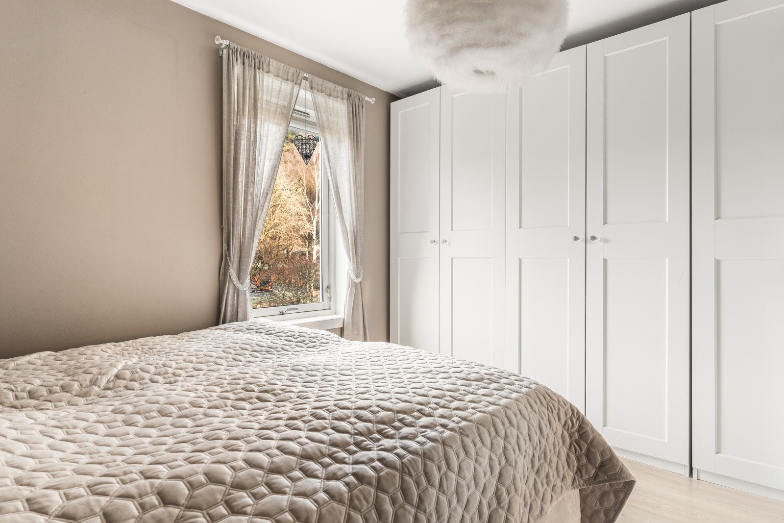 Her er det god plass til dobbeltseng og en stor garderobeløsning. Galleribilde