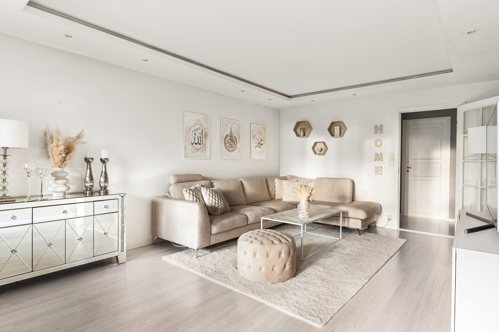 Lys og romslig stue som er målt til 21,2 kvm. Galleribilde