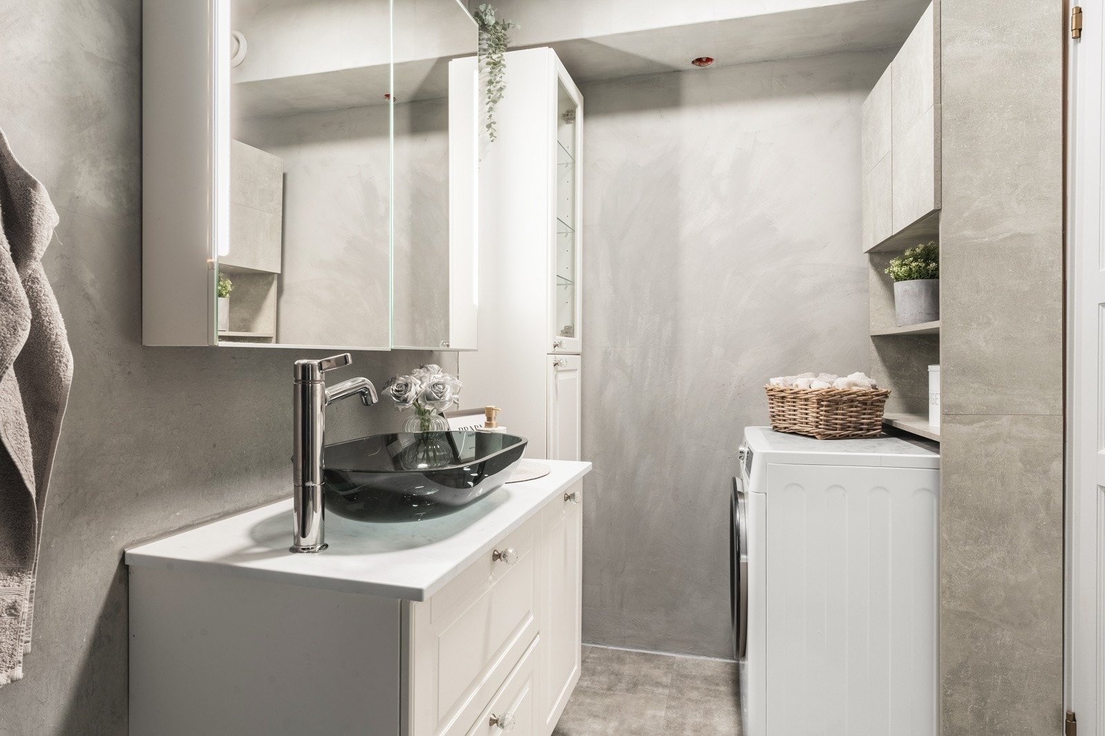 Det er god plass til vaskemaskin, og det er selvsagt varme i gulv. Galleribilde