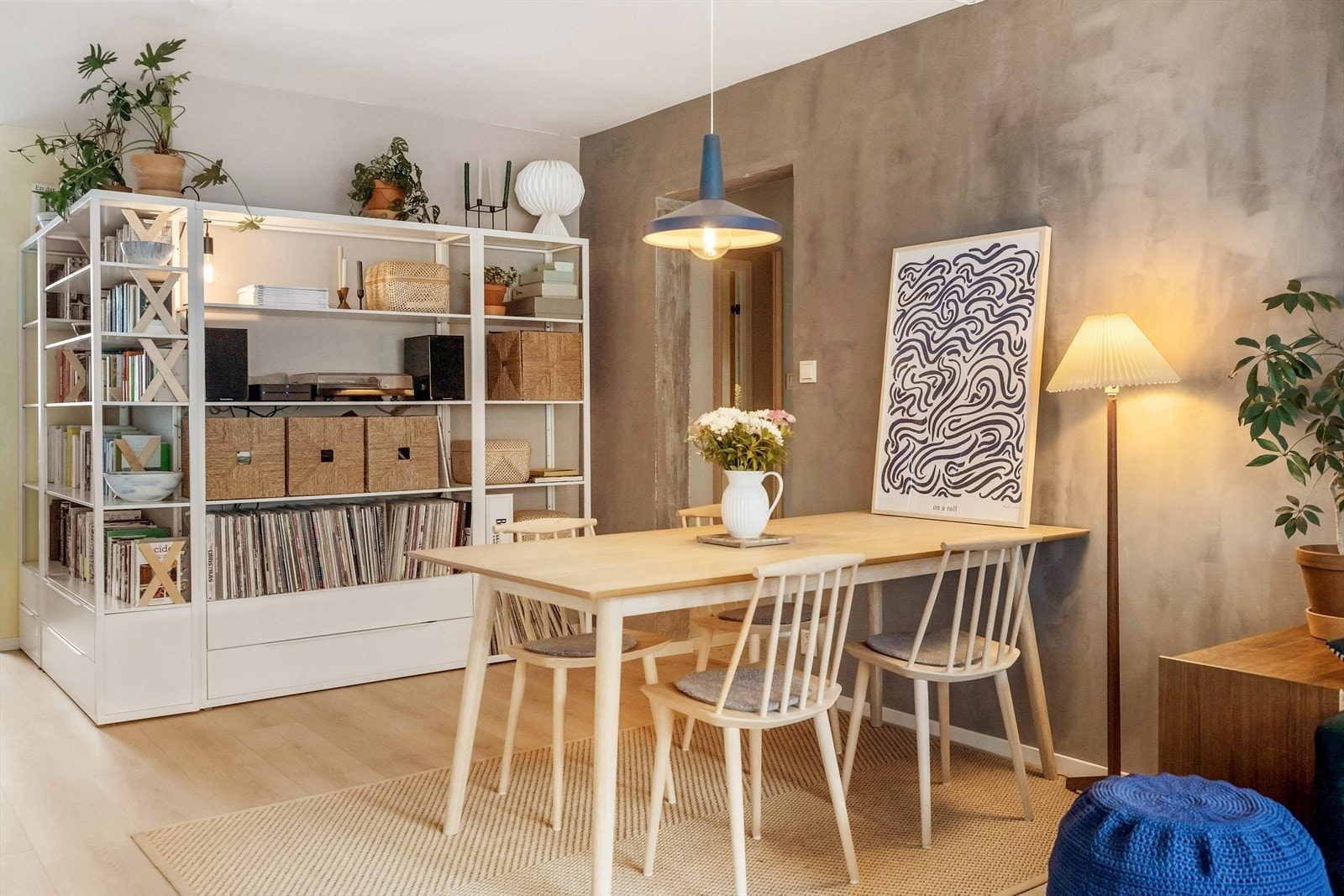 Gulvflatene er belagt med laminat og veggene er malt i tidsriktige fargetoner. Galleribilde