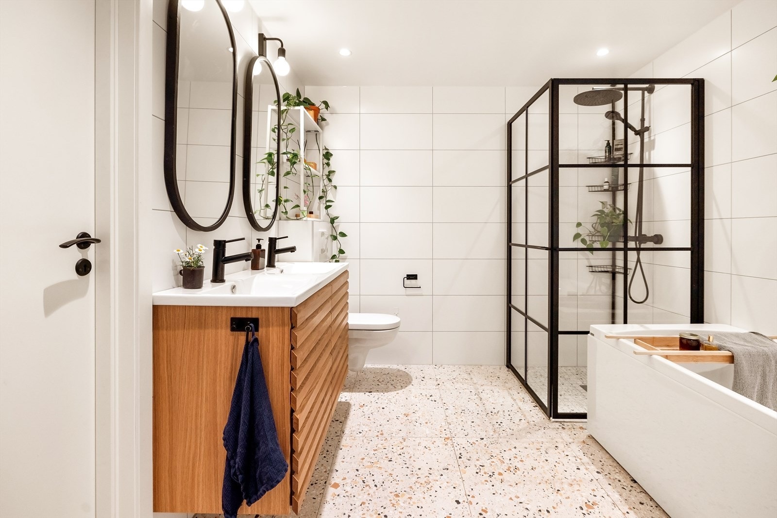 Badet ble pusset opp i 2020 og har en moderne utførelse med sorte detaljer som gir et helhetlig uttrykk. Galleribilde