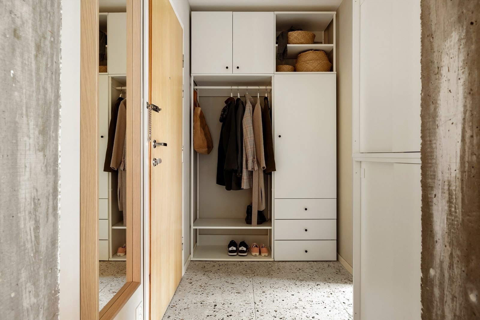 Entréen har flislagt gulv og er utstyrt med praktisk garderobeløsning. Galleribilde