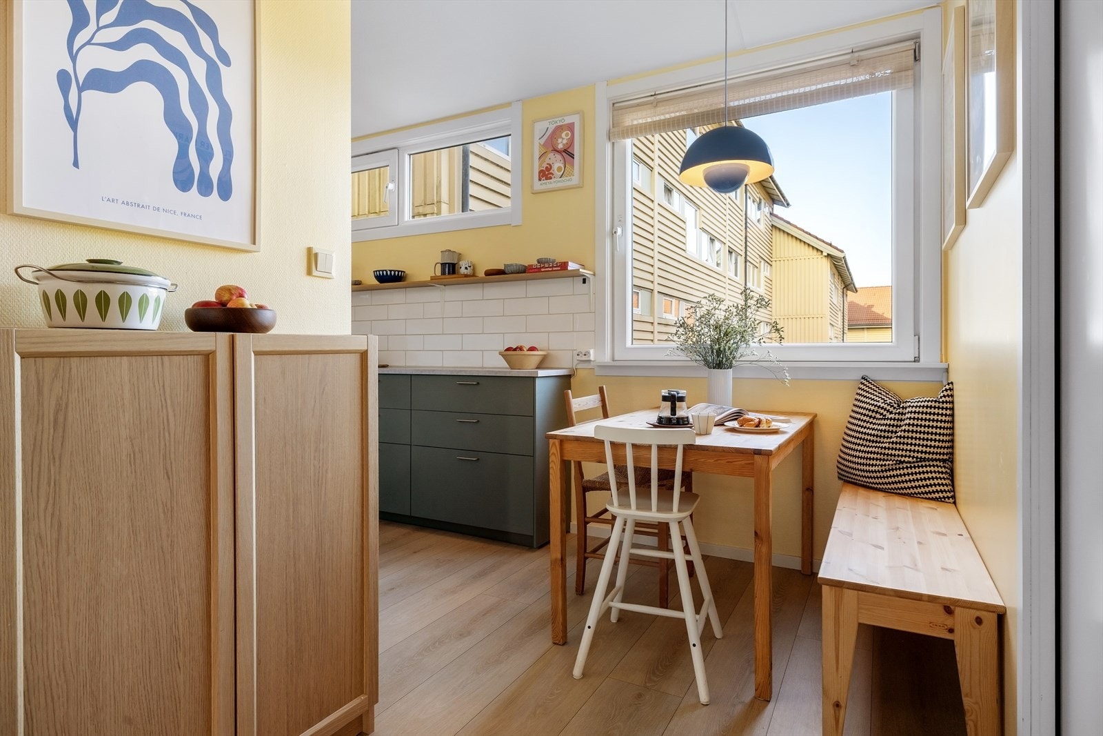 Delvis åpen løsning mellom stue og kjøkken gir det beste fra begge verdener - romslig og sosialt, men likevel avskjermet ved behov. Galleribilde