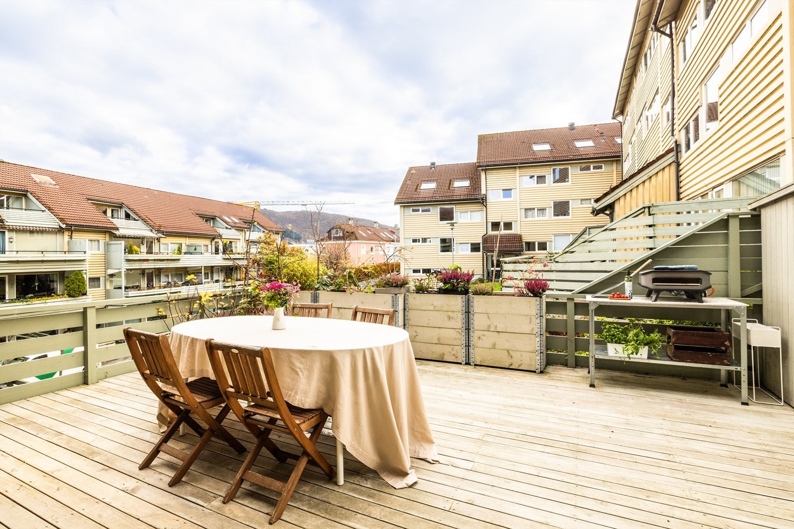 Stor balkong i forkant av leilighet hvor man har god plass til utemøbler og grill Galleribilde