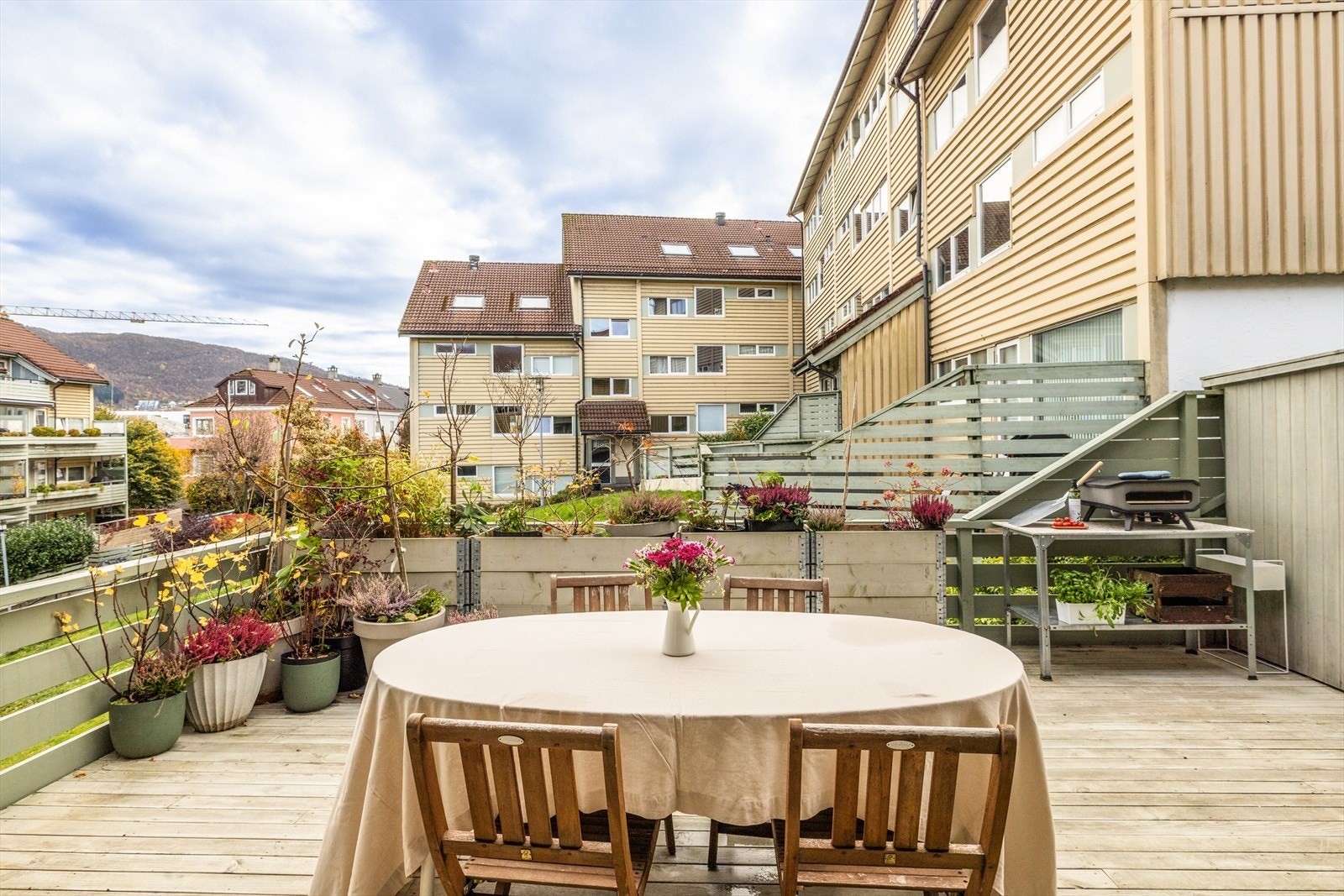 Terrassen ligger sørvendt og måler hele 42 m². Galleribilde