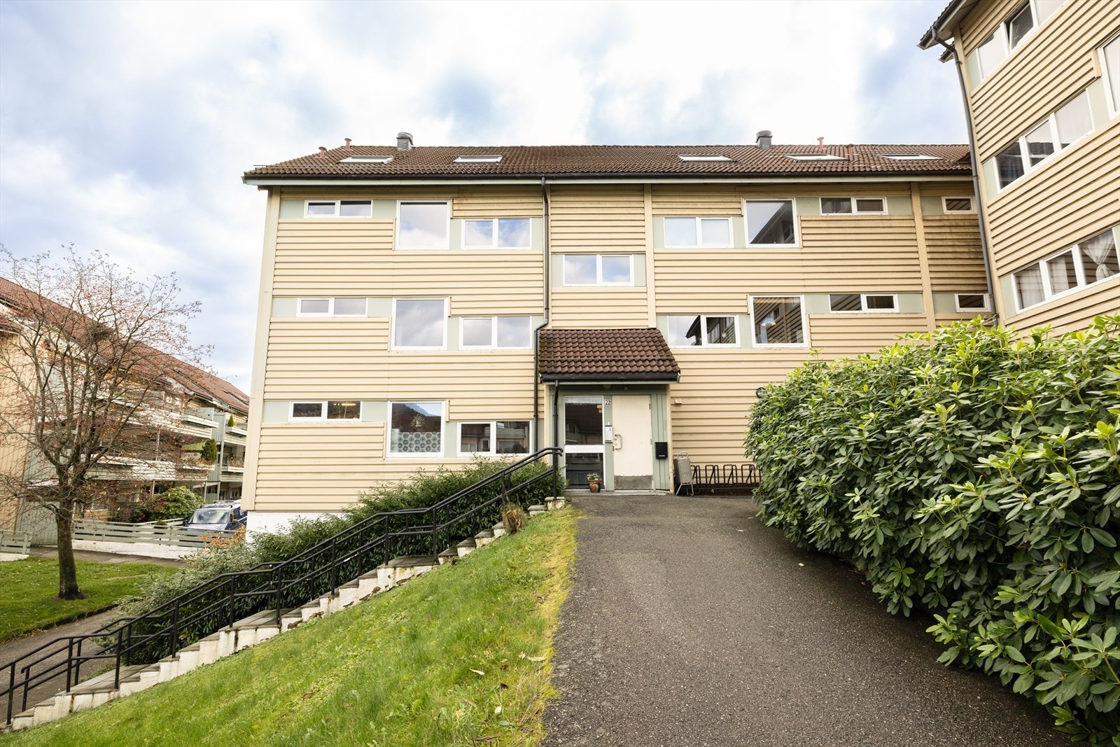 Fra leiligheten er det gangavstand til buss- og bybanestopp, flere studiesteder, butikker, spisesteder og ikke minst sentrumskjernen. Galleribilde