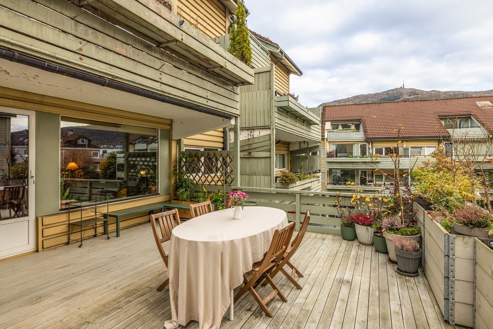 Her er det god plass til å samle familie og venner til hyggelige sammenkomster! Galleribilde