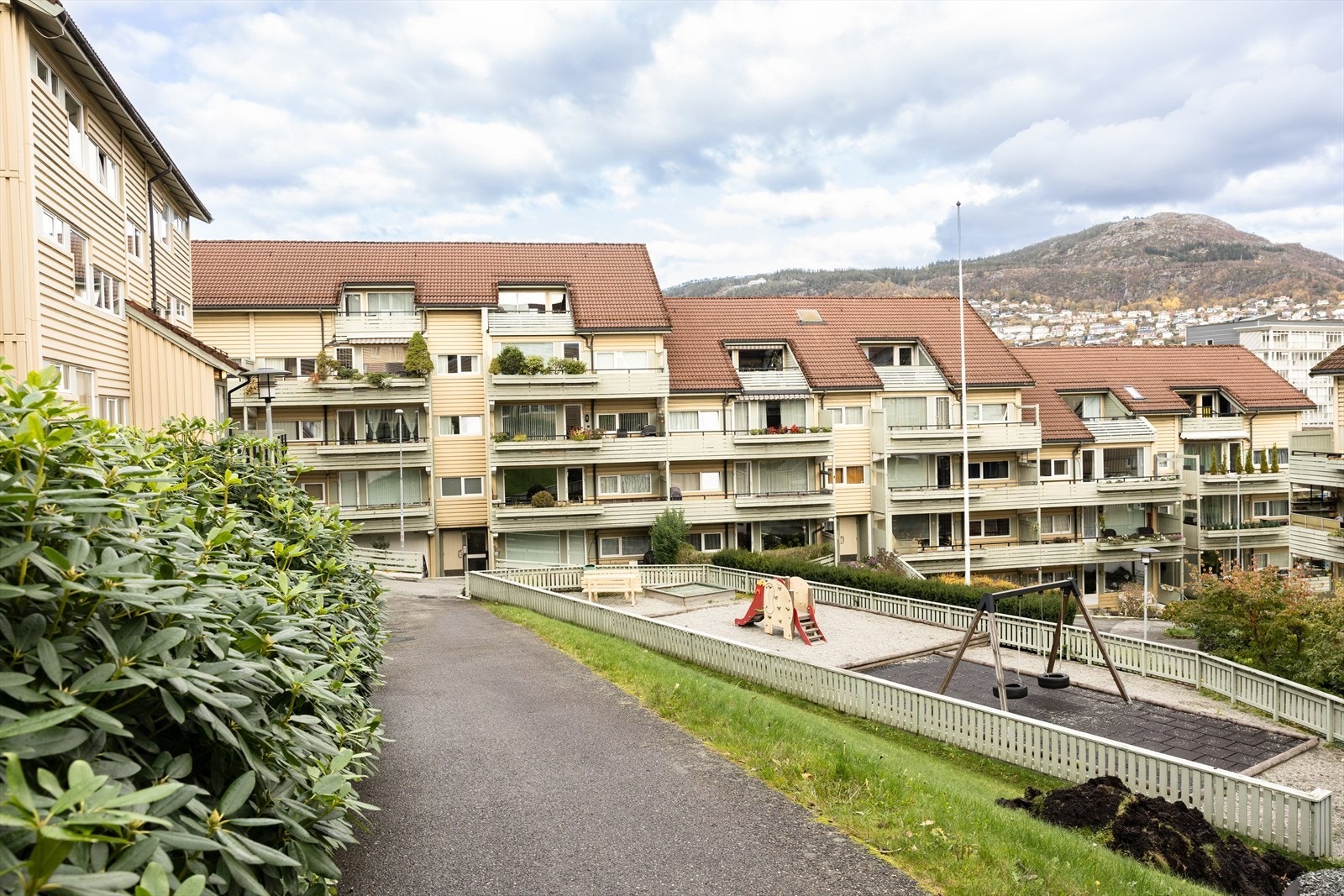 Borettslaget har flotte fellesarealer med grøntområder, interne veier og lekeplass for de minste. Galleribilde