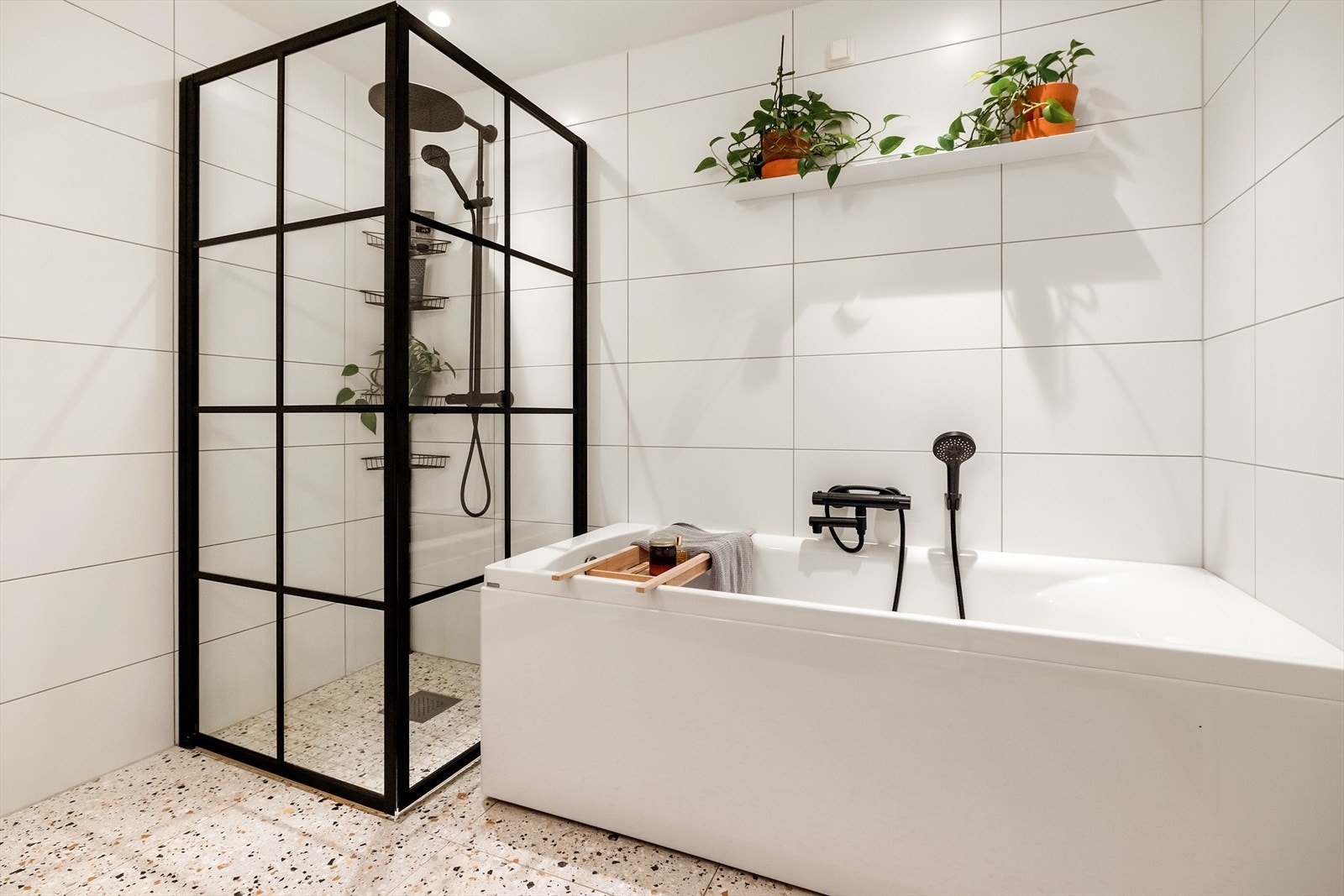 Overflatene er flislagt, med varmekabler i gulvet og innfelte downlights i himlingen. Galleribilde