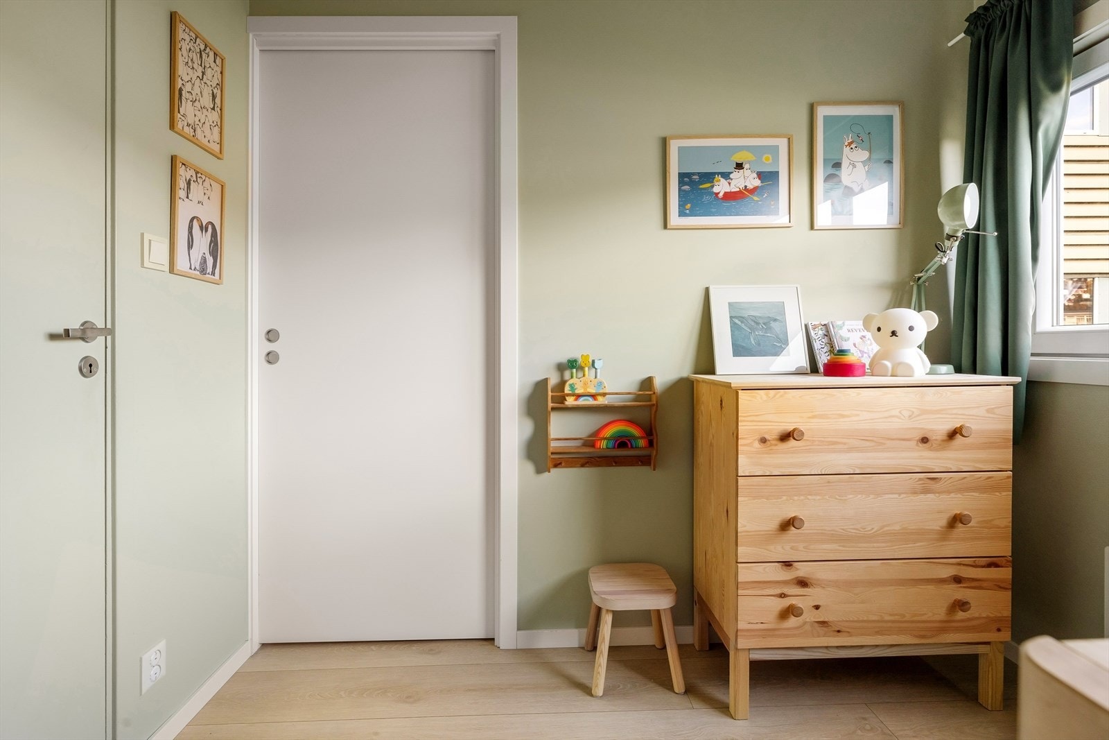 Et perfekt barnerom, gjesterom eller kontor - rommet er tilknyttet innvendg bod som blant annet kan brukes som "walk in closet" Galleribilde