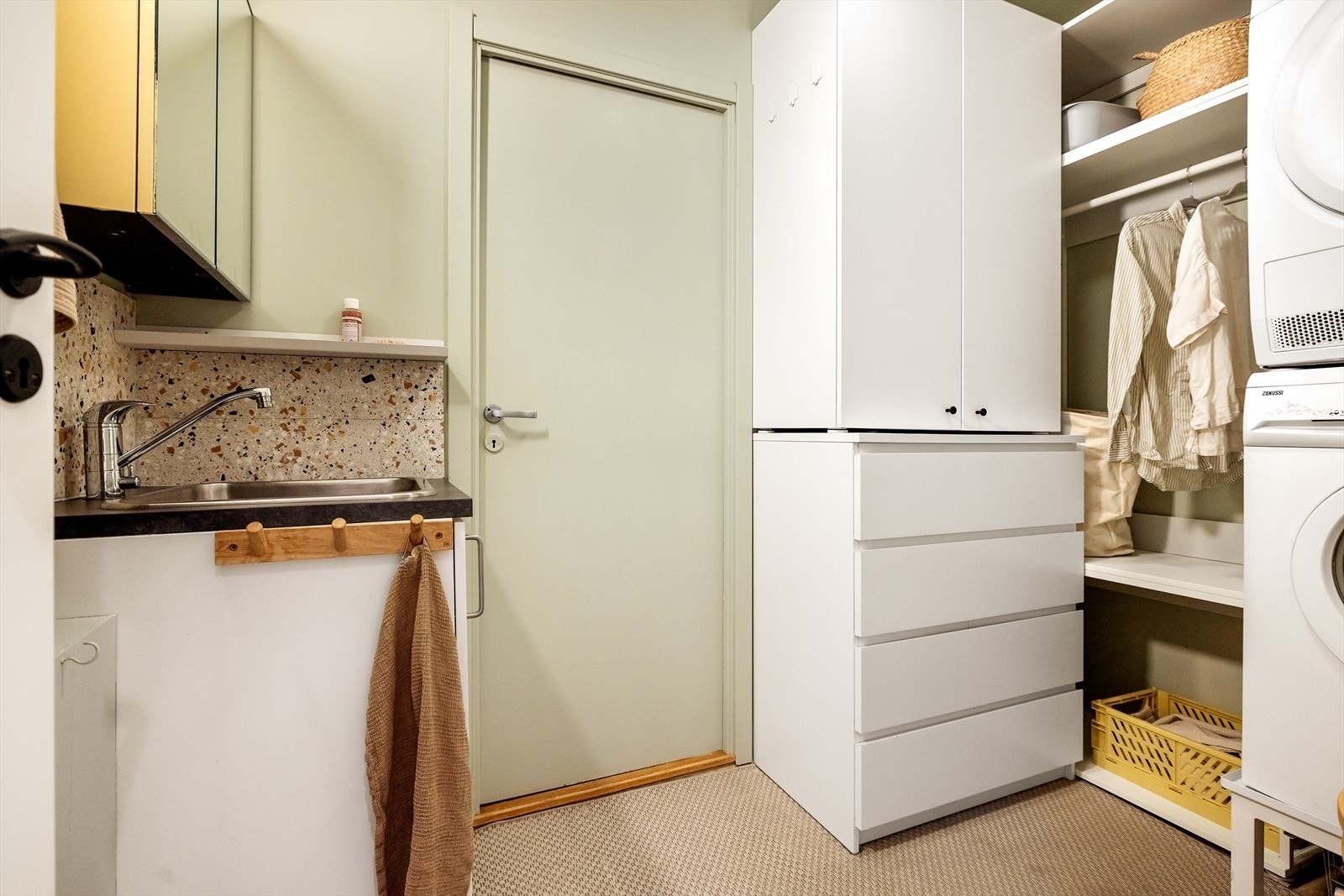 Via badet er det inngang til et separat, funksjonelt vaskerom. Galleribilde