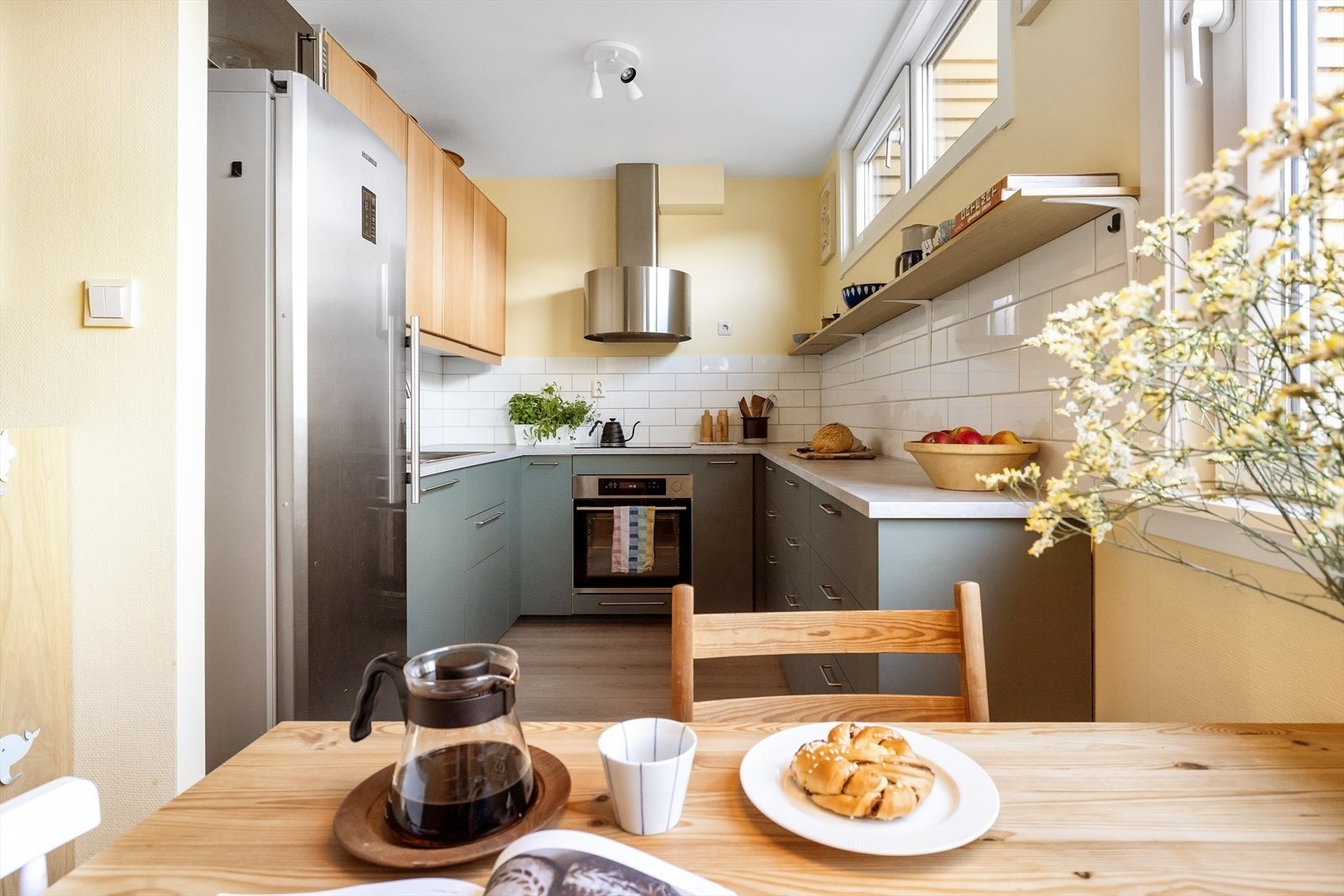 Kjøkkeninnredningen fra 2020 har en moderne utførelse, med slette fronter og laminert benkeplate. Galleribilde