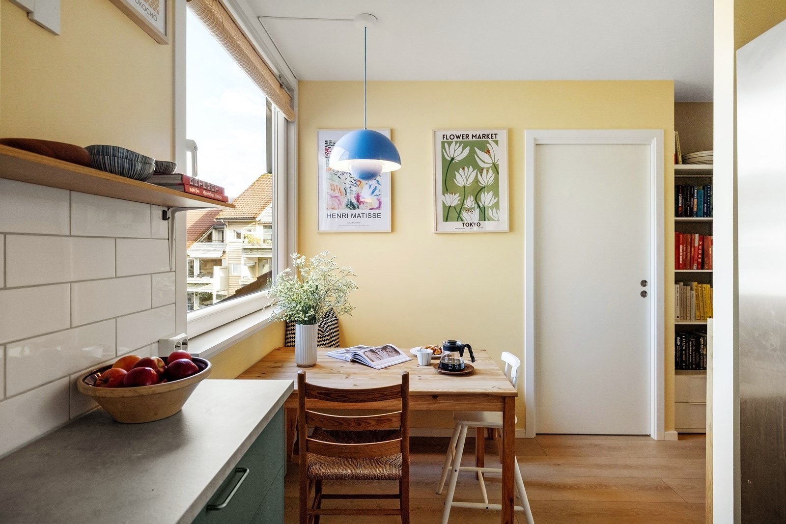 Borte ved vinduet er det plass til å møblere med et mindre spisebord. Galleribilde