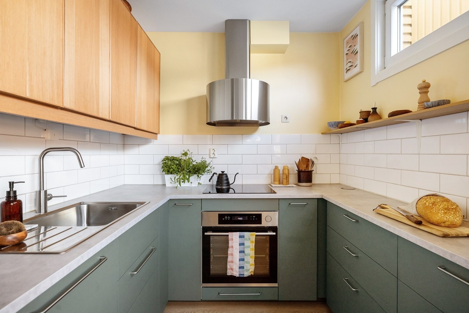 Store arbeidsflater, mye skapplass og praktiske løsninger gjør dette til et hyggelig kjøkken å kokkelere i. Galleribilde