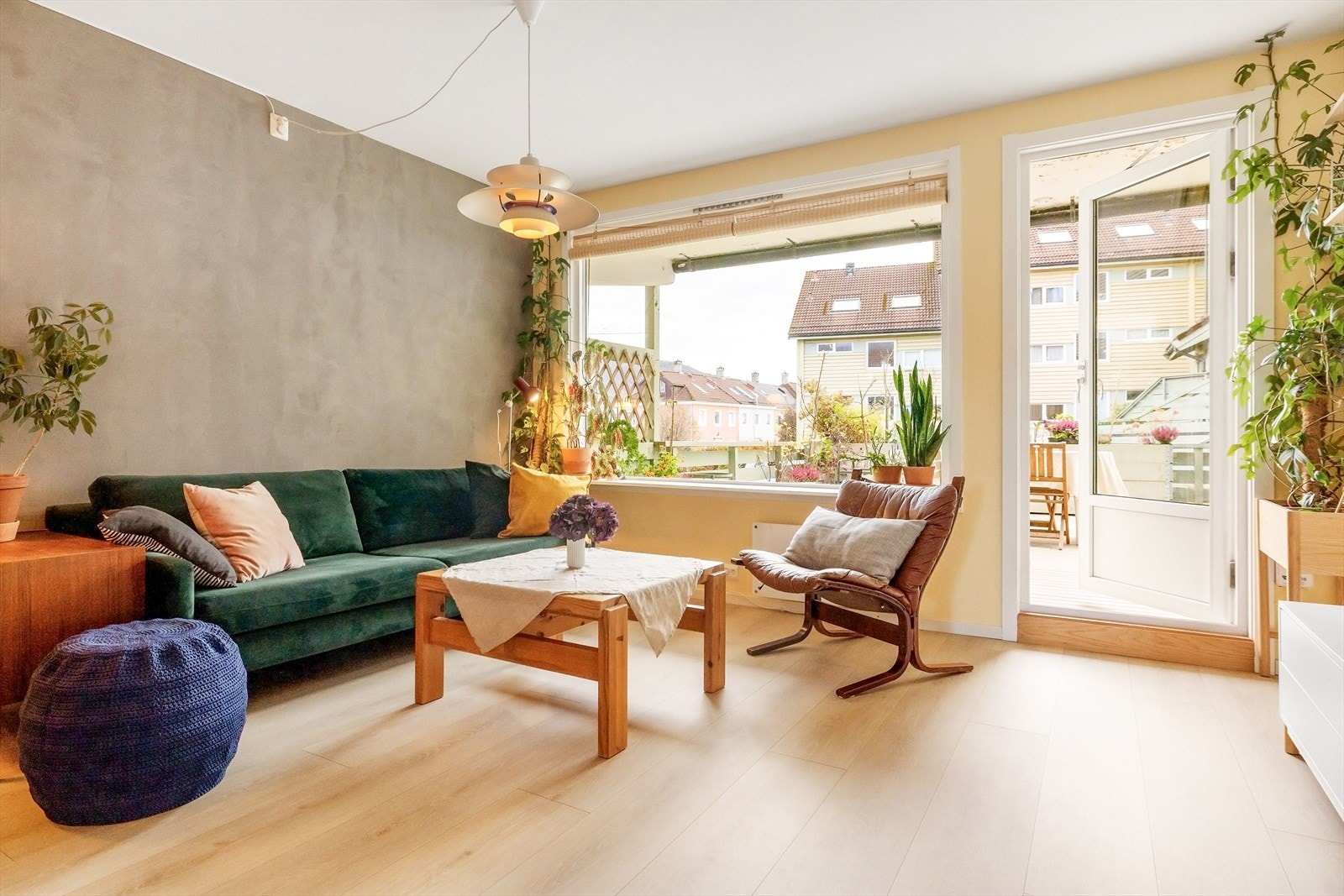 Rommet har et fint lysinnslipp og direkte utgang til leilighetens terrasse. Galleribilde