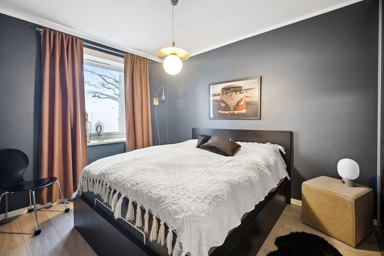 Romslig soverom med stor skyvedørgarderobe Galleribilde