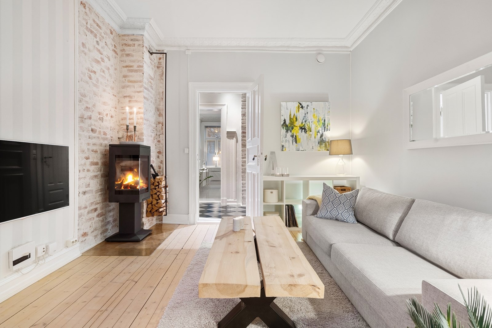 Rommet byr på god plass til en stor sofagruppe, stuebord, underholdningsløsning eller annet møblement etter ønske Galleribilde