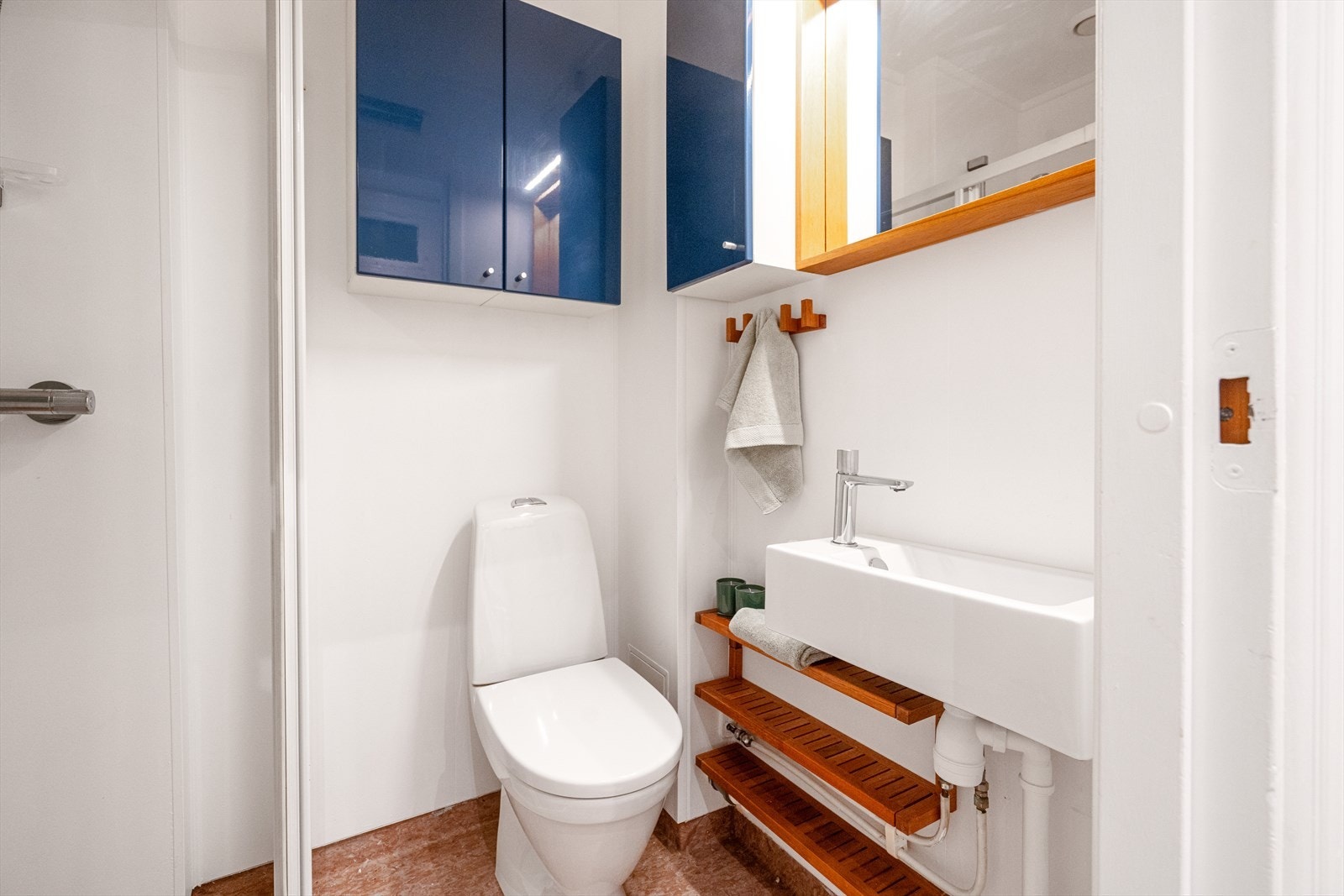 Eldre baderom med reflektorovn. Utstyrt med dusjhjørne, naturlig avtrekk, wc og servant med ettgreps blandebatteri Galleribilde