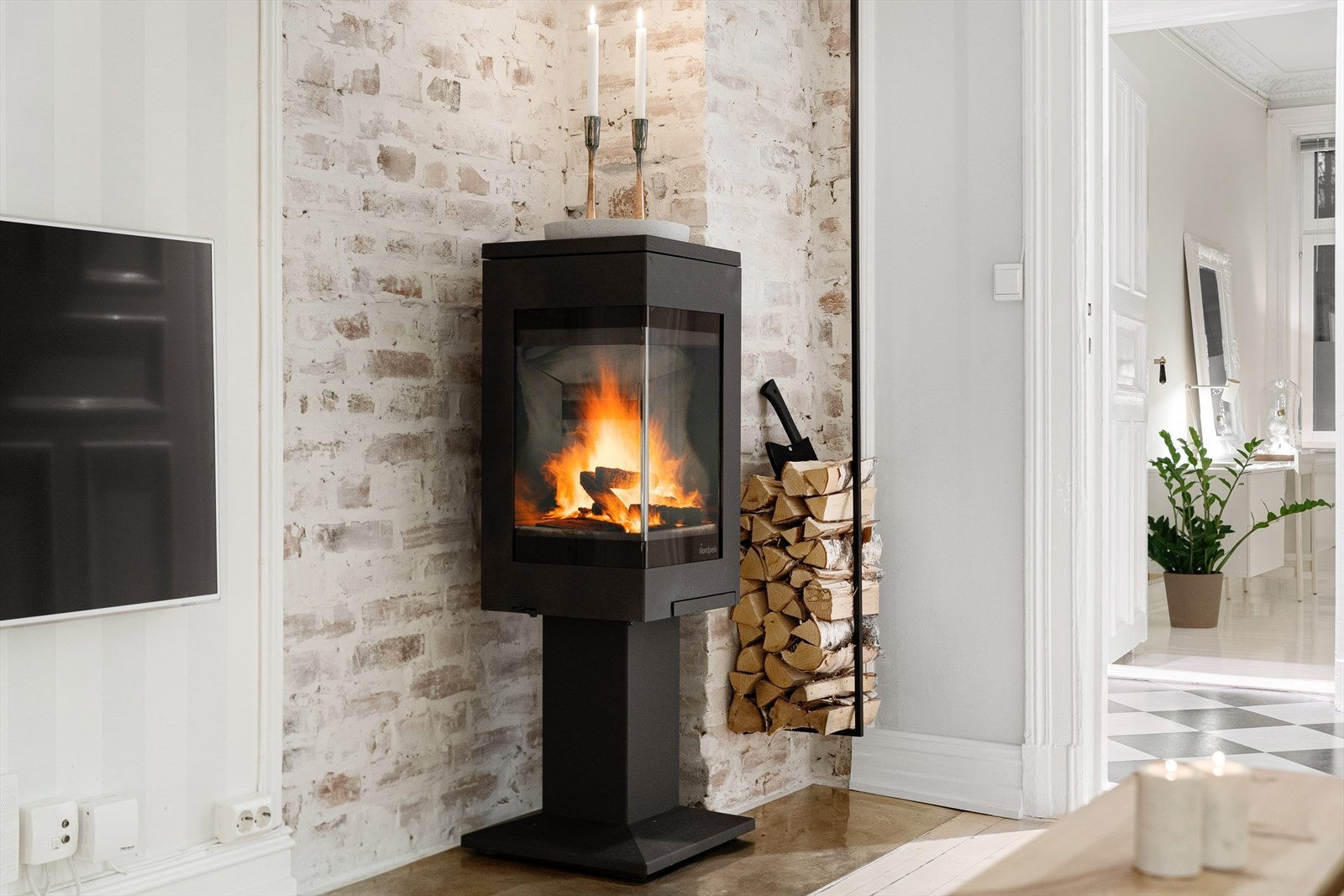 Den varme peisen skaper en behagelig atmosfære og sørger for ekstra komfort på kalde dager Galleribilde