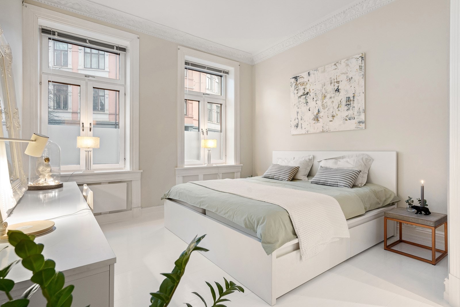 Det romslige hovedsoverommet har rikelig plass til en dobbeltseng med nattbord og annet ønsket møblement Galleribilde